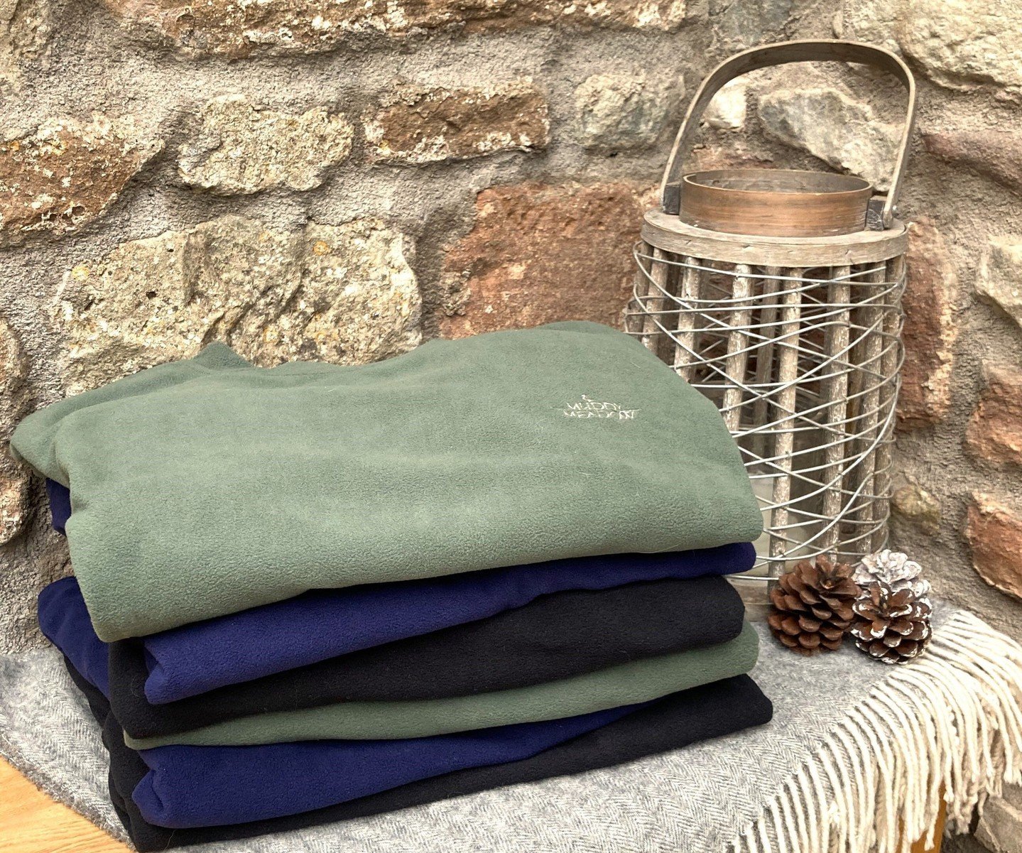 Durable, breathable, weather ready. The Mallard Teece &mdash; built for outdoor trail and fieldwear.
o Freedom to Move: Short sleeves designed for ease and flexibility for when you&rsquo;re active outdoors
o Layering: Light enough to layer over knits