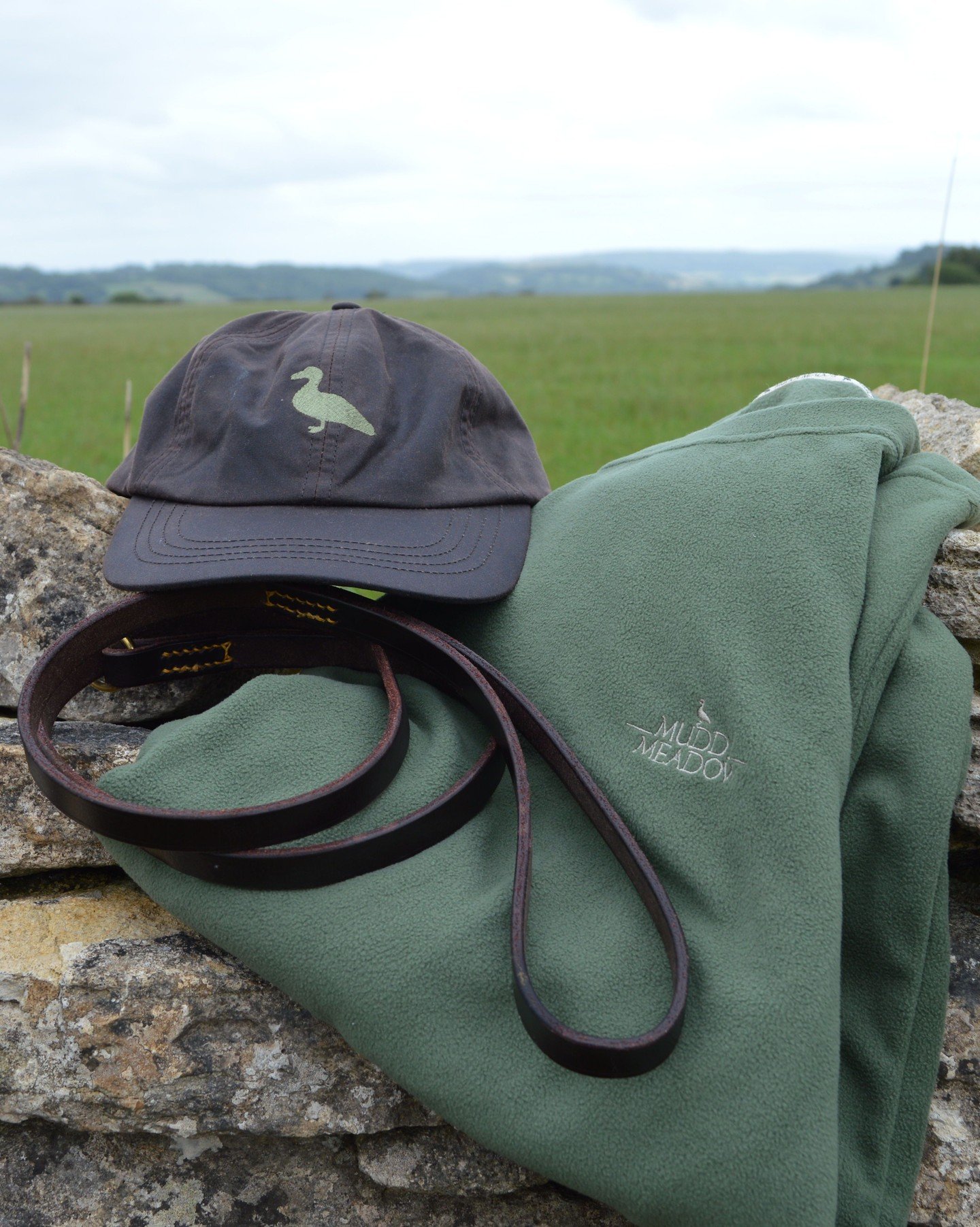 Out the door in seconds. Waxed cap, Mallard teece, dog lead &mdash; the basics for warm July walks 🦮 

#livingwiththeseasons #countryside #ukoutdoors #summer #countrysidelife