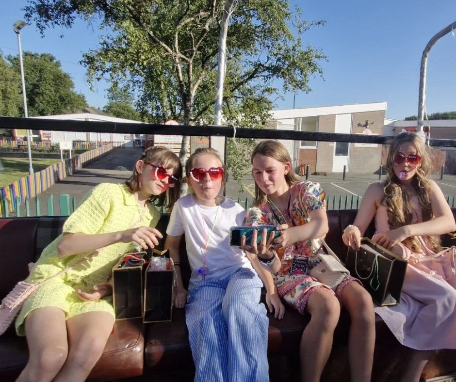 Small in size but big on style 🕶️ These kids cruised into prom ready for the cameras 📸

Thank you so much to Jenny for sending in these pictures ❤️

Enquire now at hollywoodcars.com 🎟️