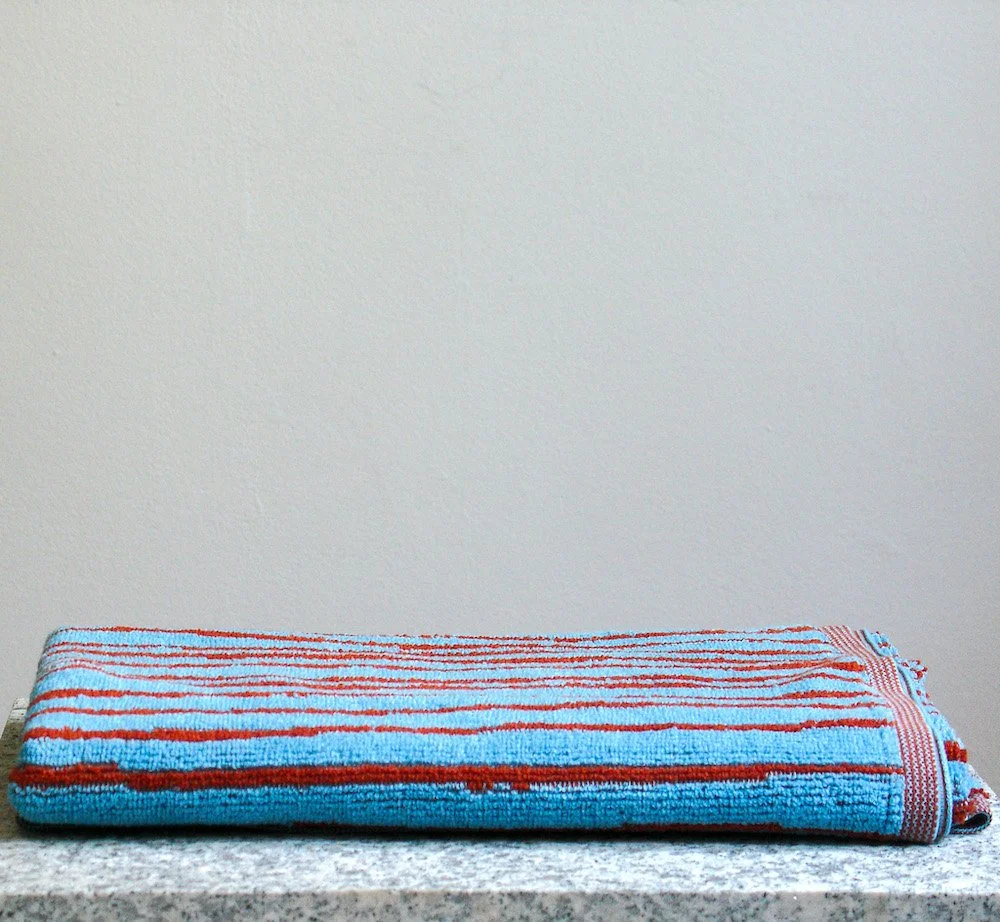 towel studio hellblau rot.jpg