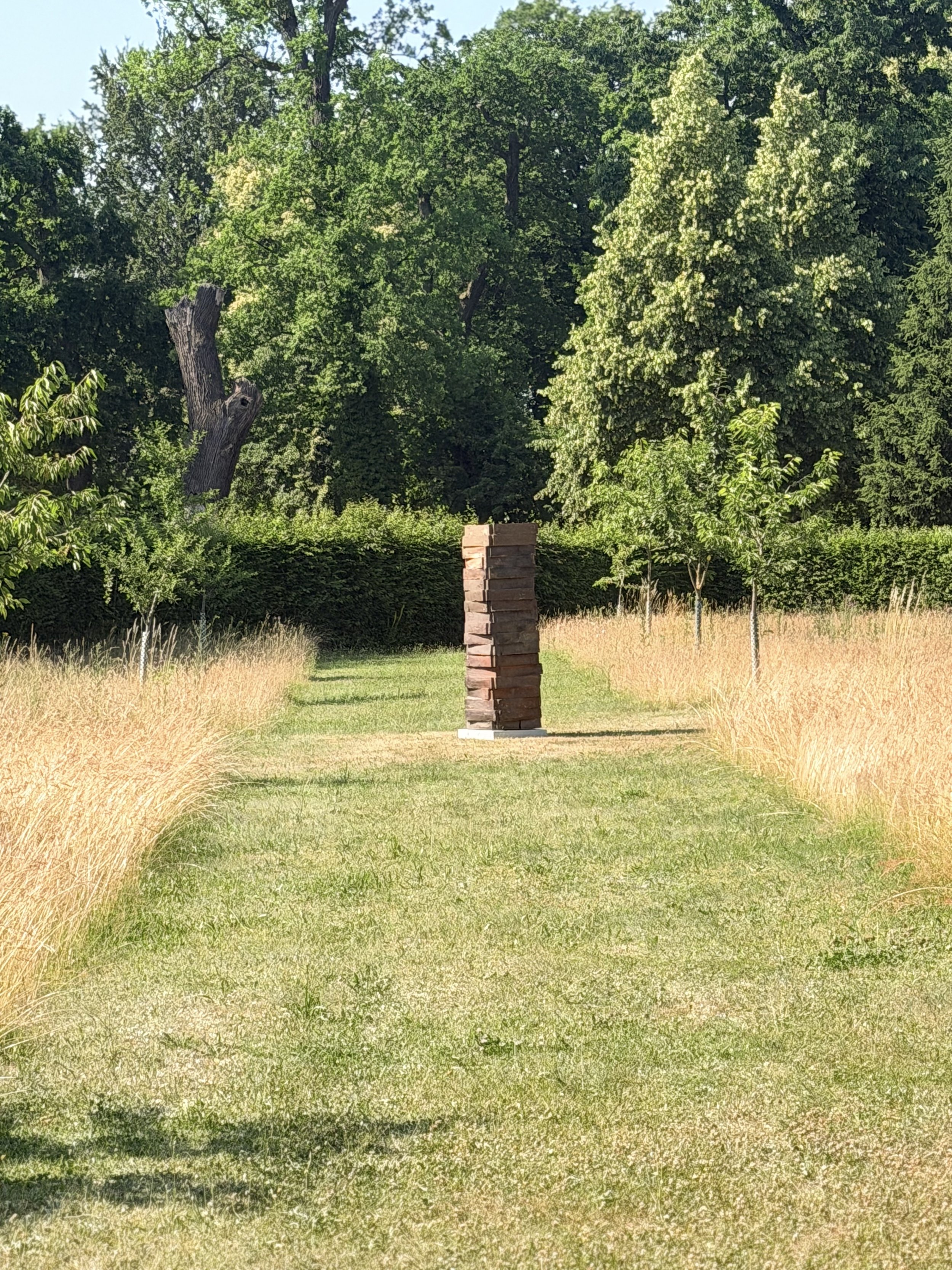 Stele von Tomasz Niedziółka in der Freiluftschau Henri en passant im Schlossgarten Rheinsberg