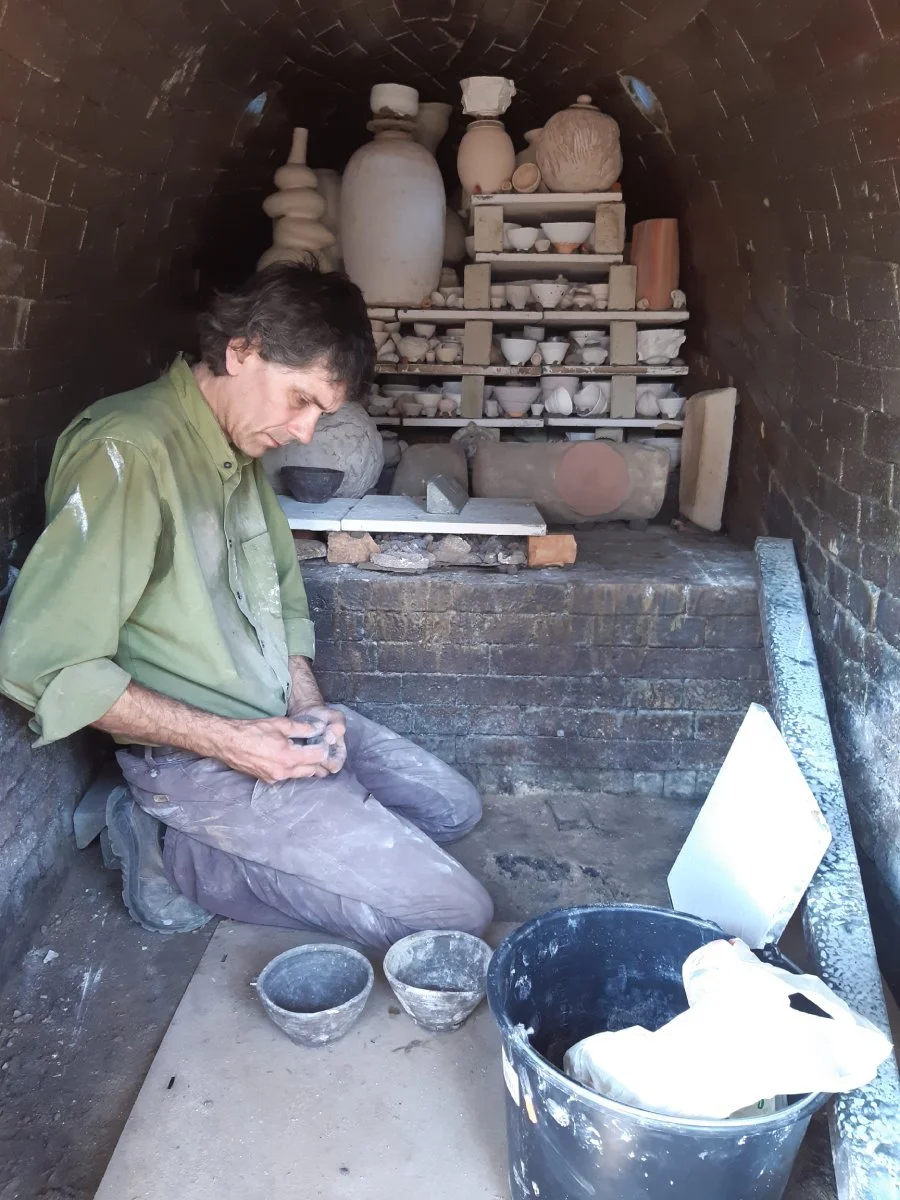 Tomasz Niedziółka beim Einsetzen der Stücke in den Holzbrandofen
