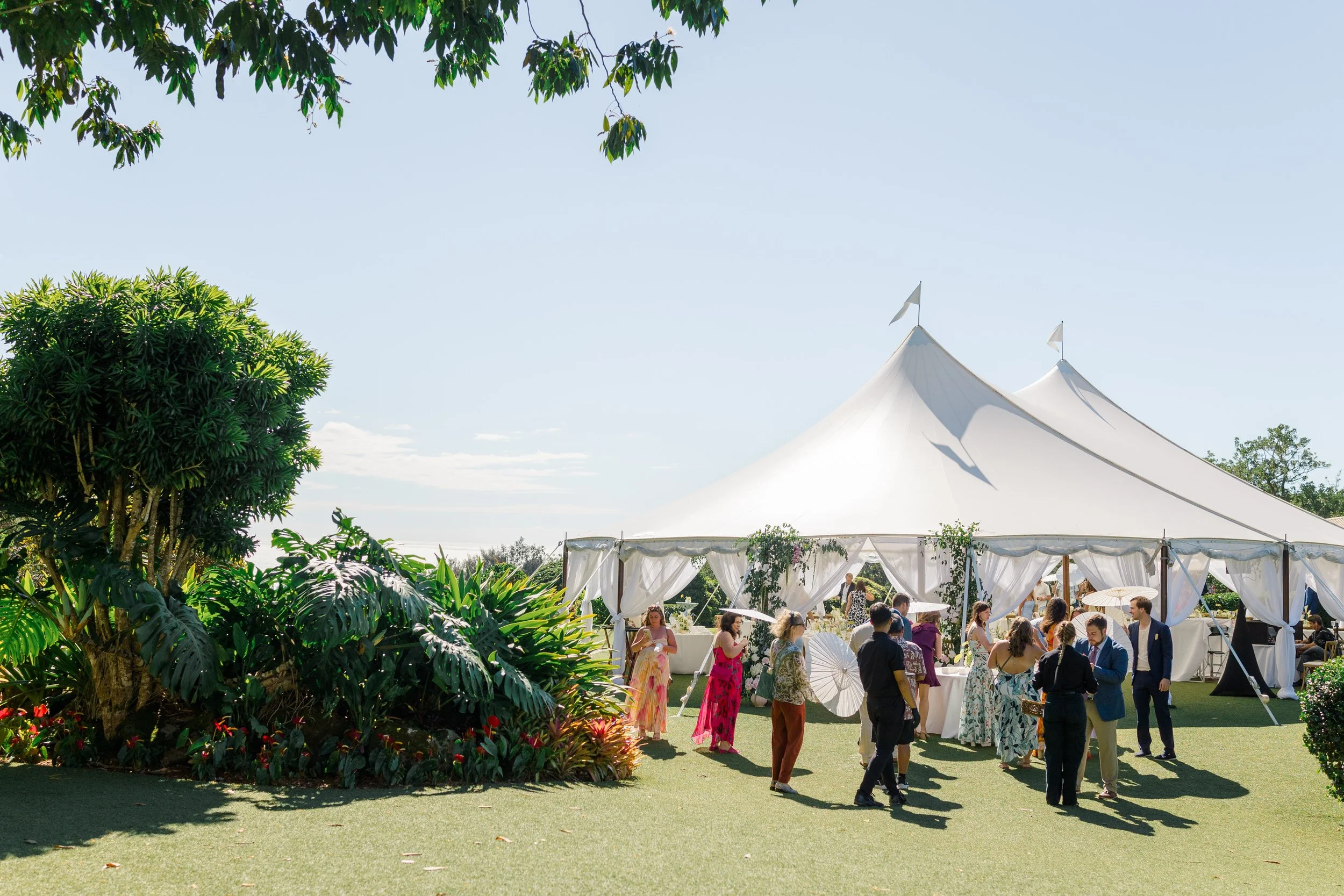 outdoor cocktail hour with views of oahu’s north shore