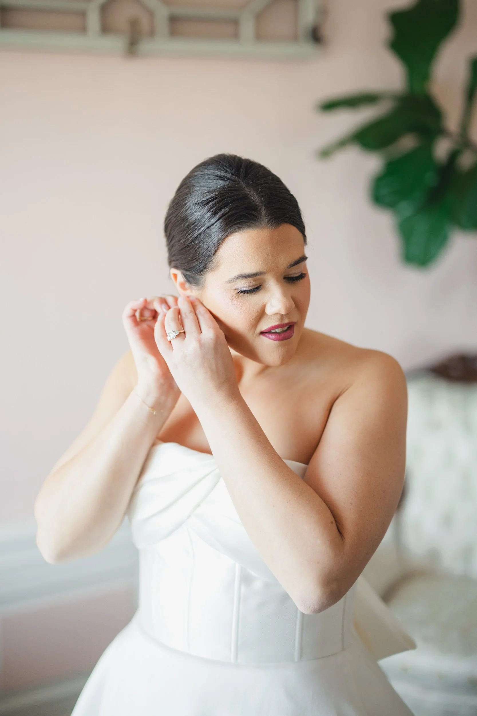 Bridal getting ready moments inside Aldrich Mansion in Warwick RI