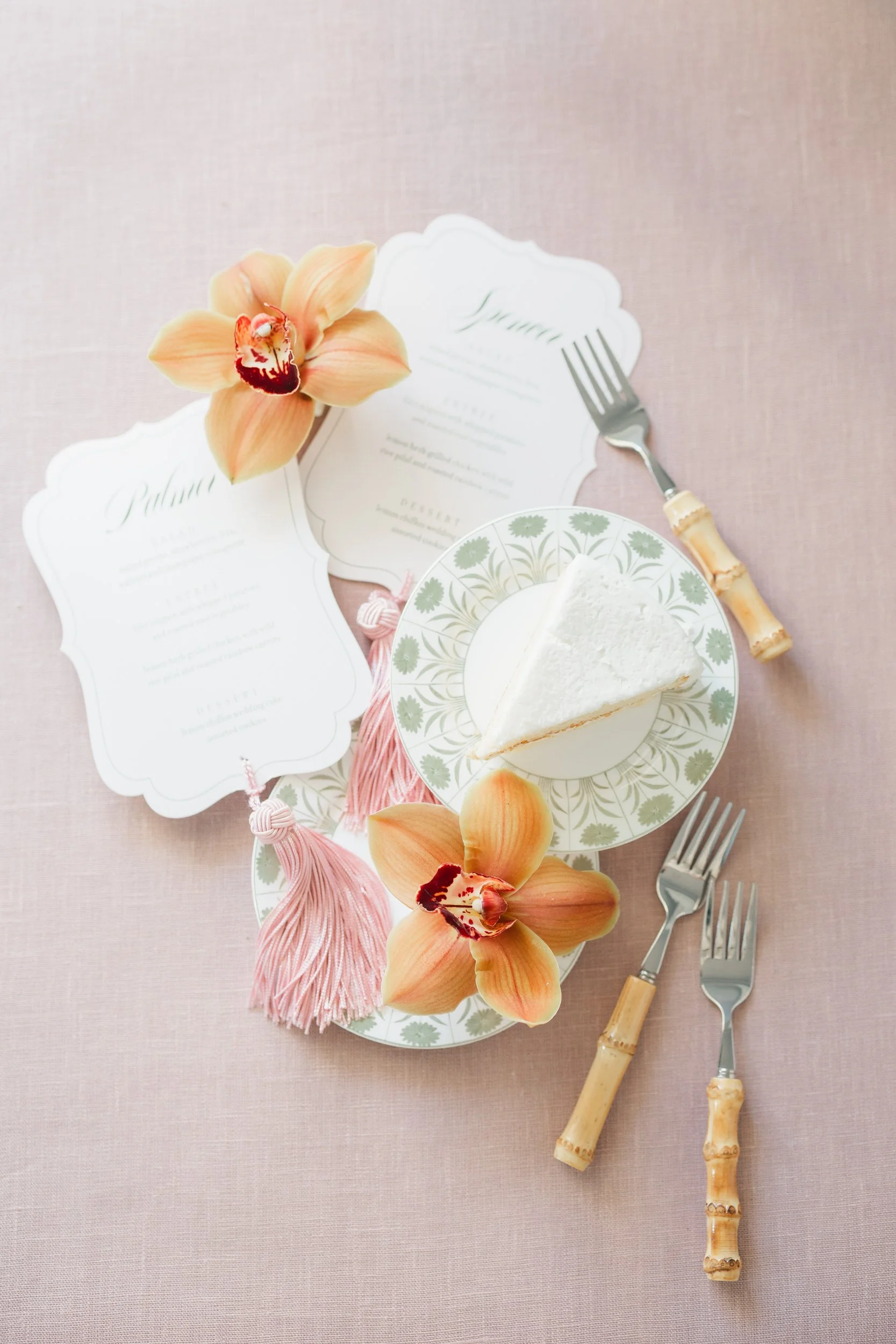 Cake cutting detail at The Gadsen House in Charleston, South Carolina.