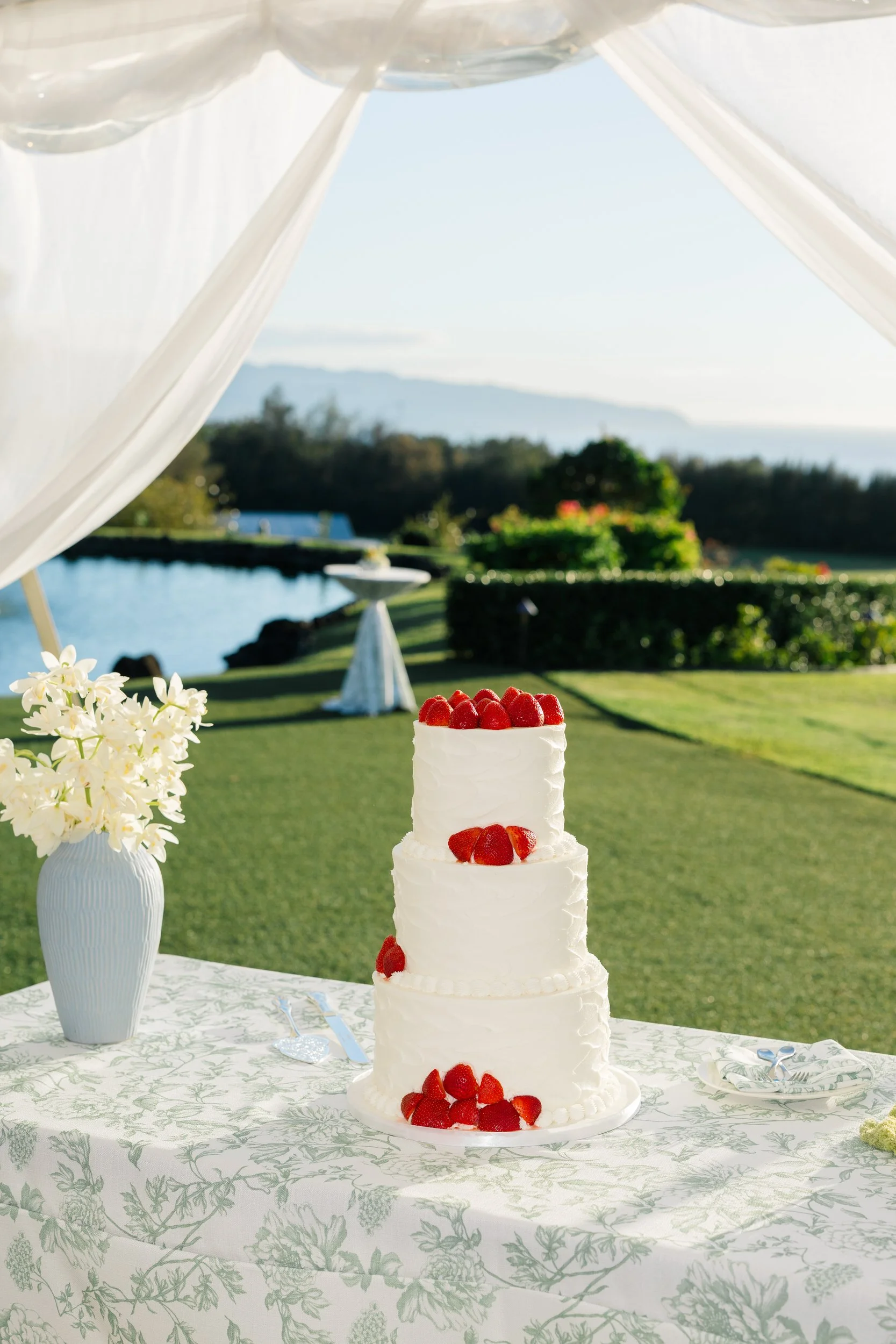 wedding cake cutting at sunset ranch hawaii reception