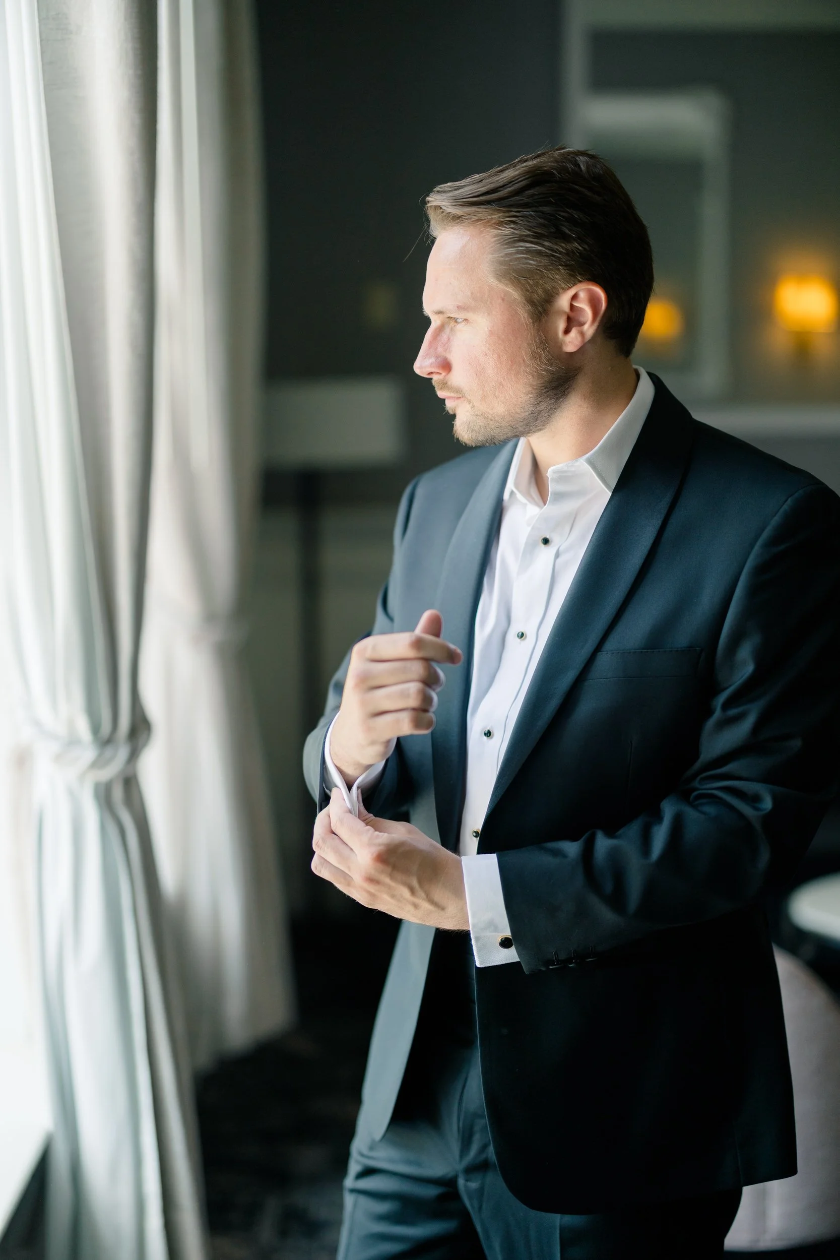 Groom getting ready with groomsmen at Hotel Viking in Newport
