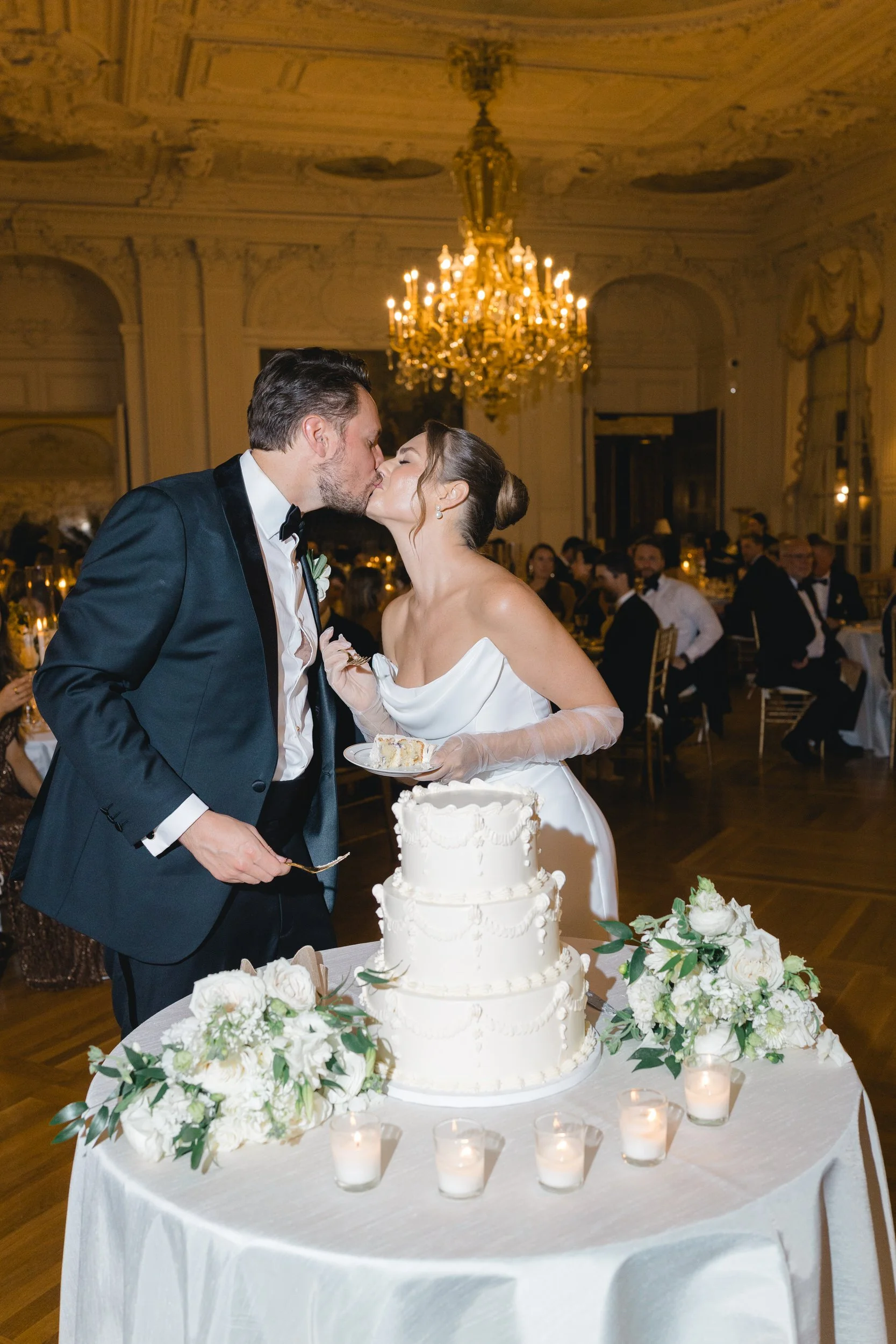 Couple cutting their wedding cake at a Rosecliff wedding reception