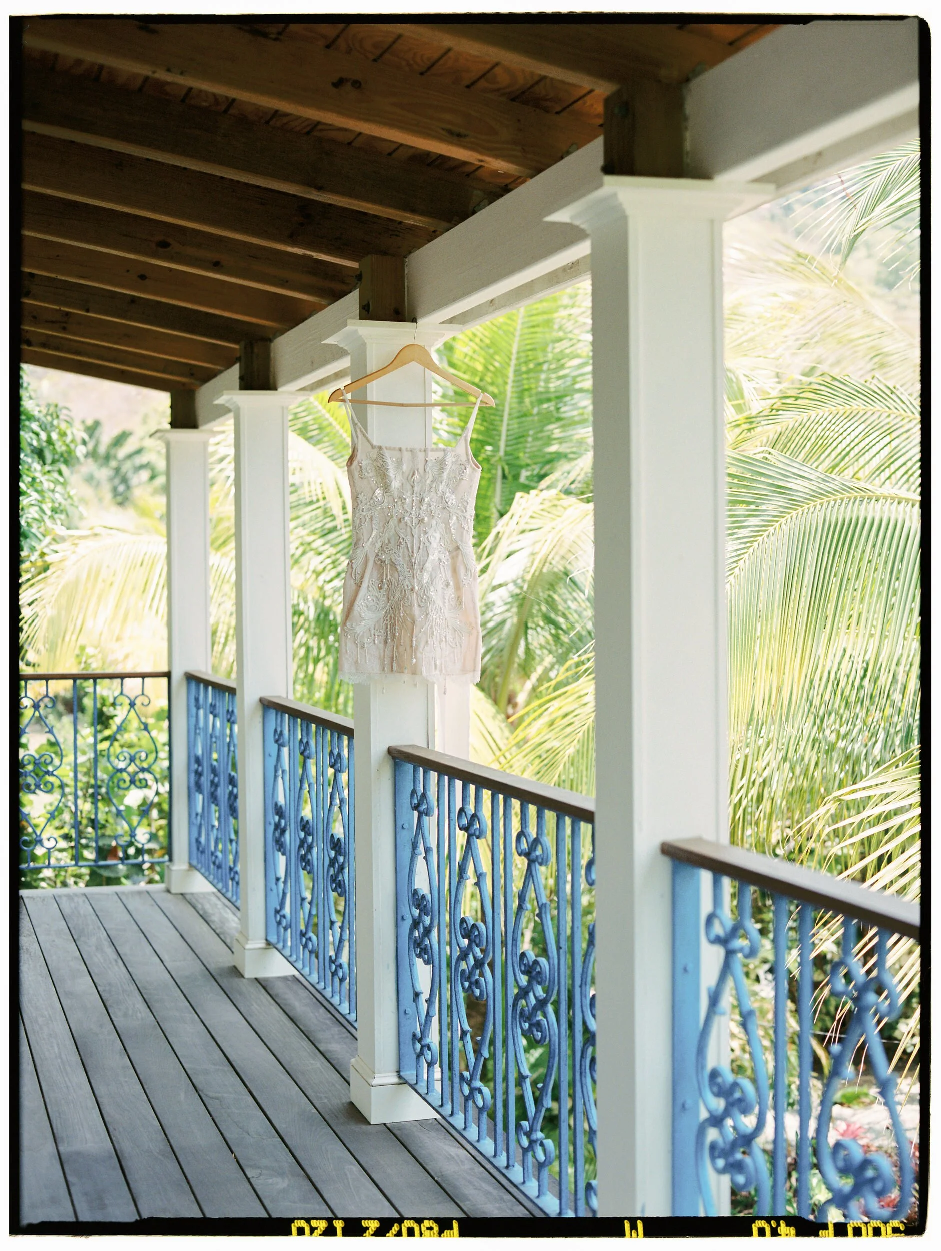 Handmade wedding dress details inspired by mermaids and the movement of the sea.