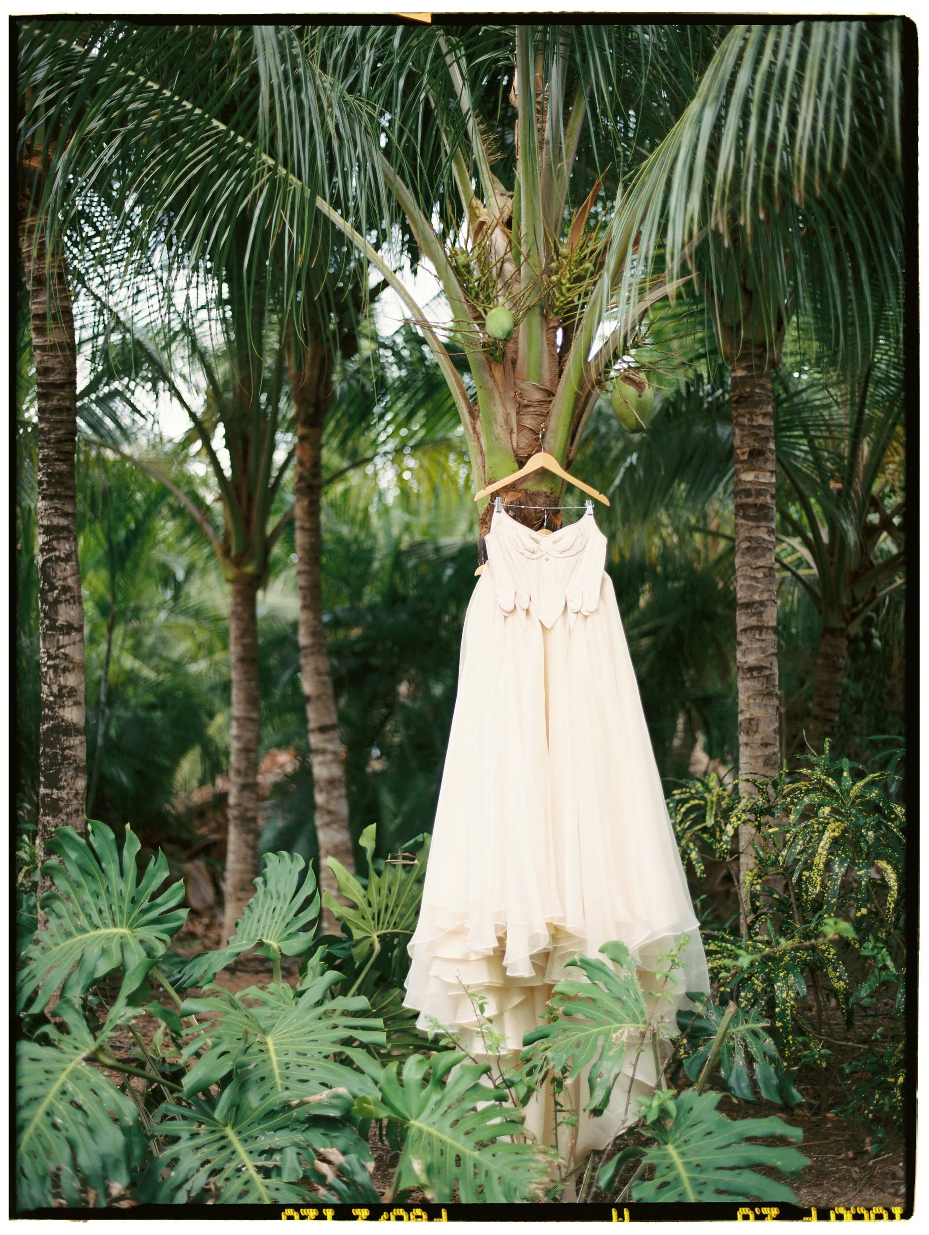 Handmade wedding dress details inspired by mermaids and the movement of the sea.