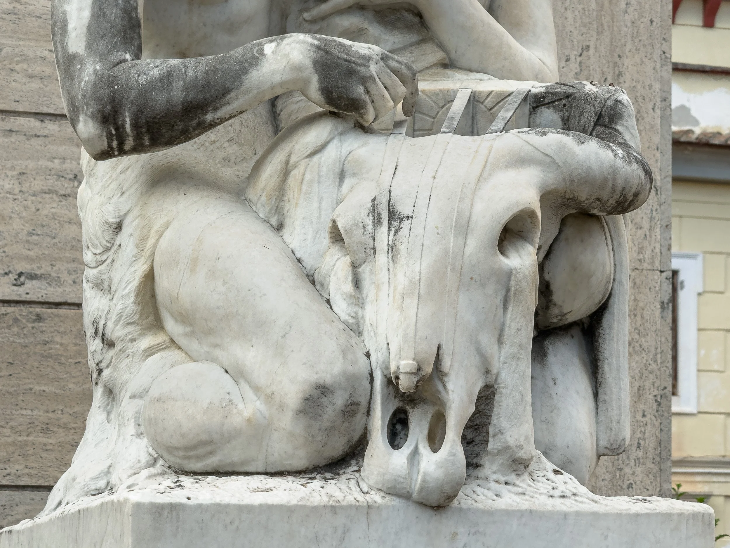 Tomba monumentale di Raffaele Uccella 7