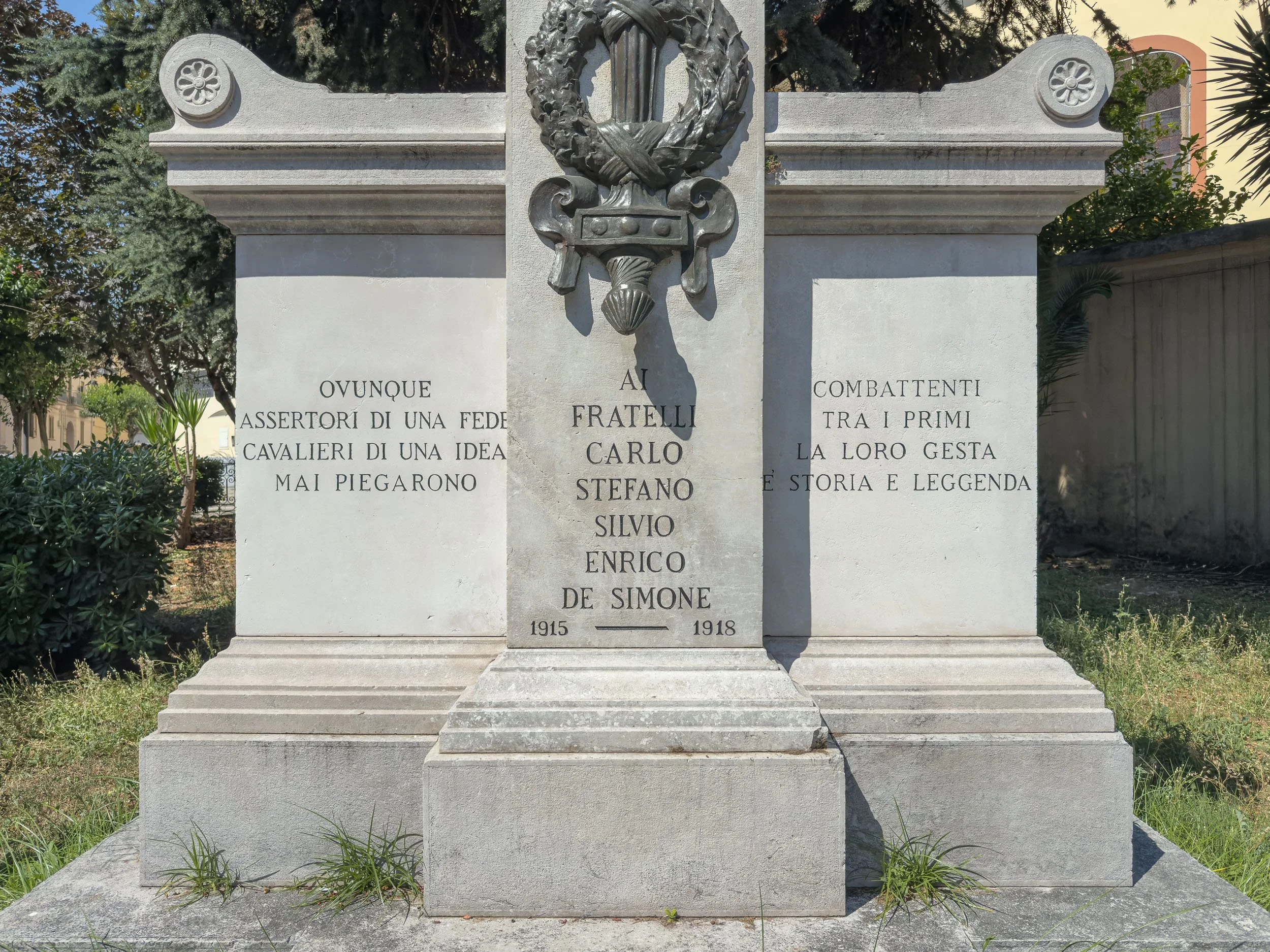 Monumento ai fratelli De Simone 2