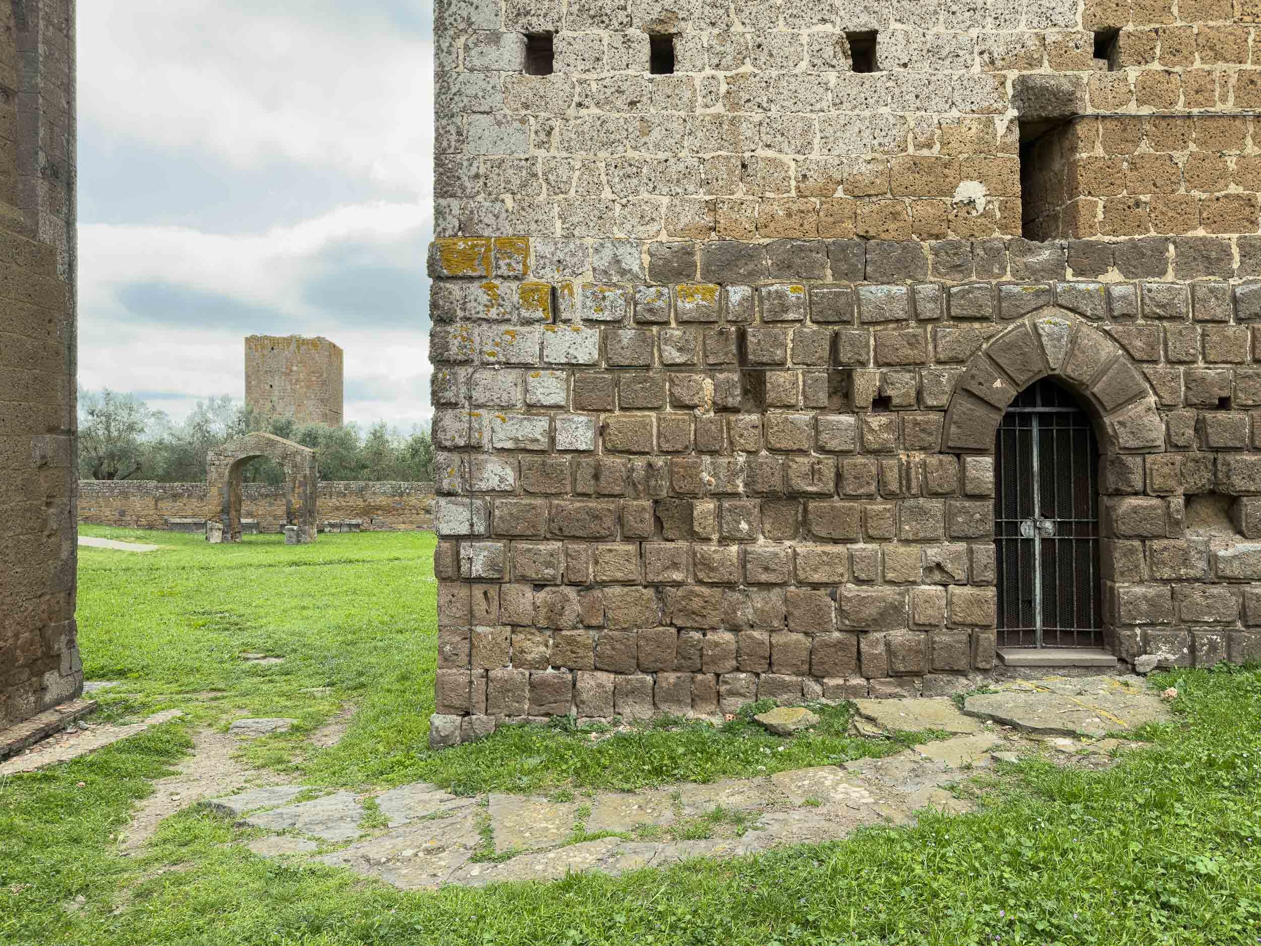Chiesa di San Pietro a Tuscania-63.jpg