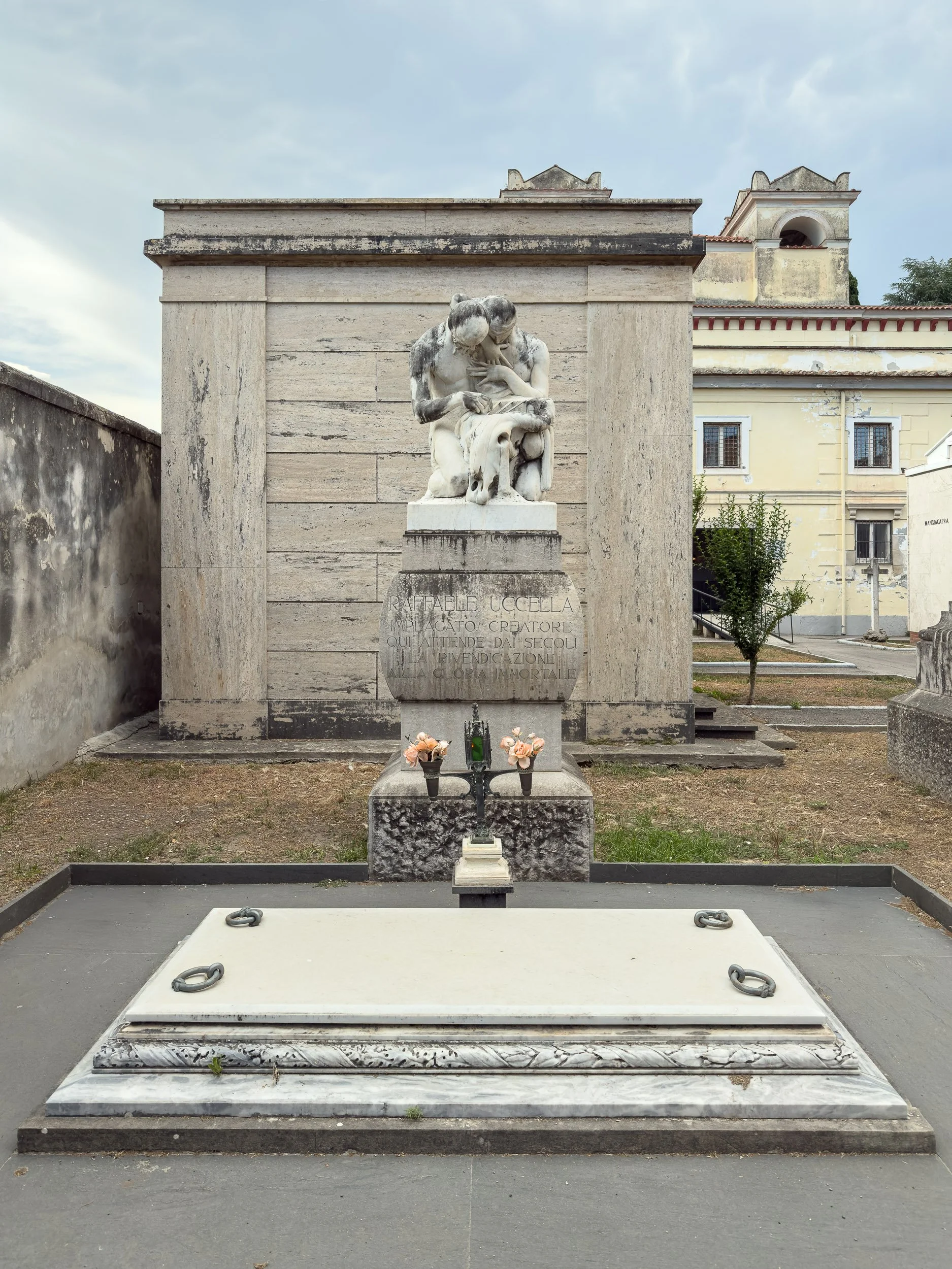 Tomba monumentale di Raffaele Uccella 1