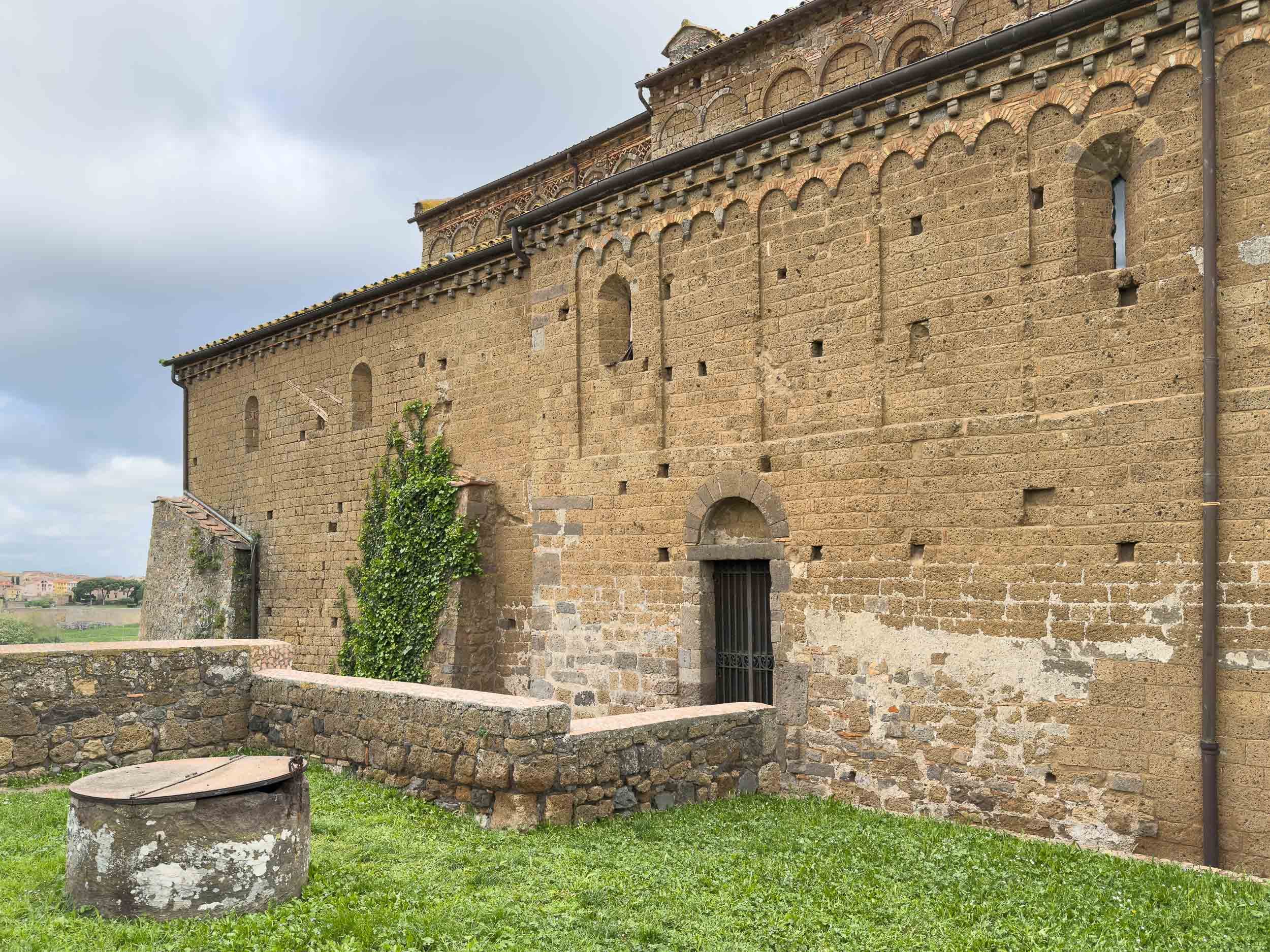 Chiesa di San Pietro a Tuscania-57.jpg