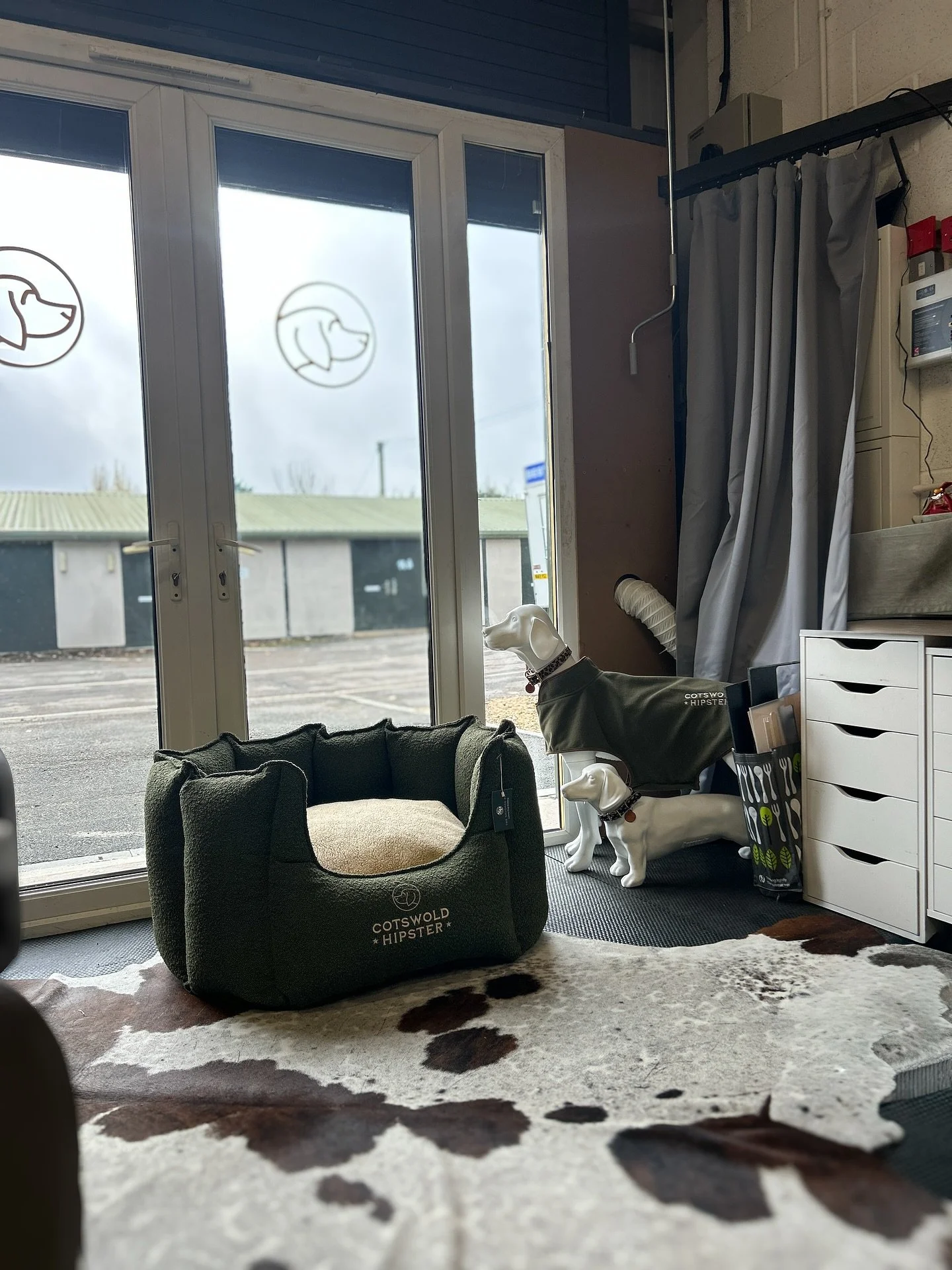 A Very Special Delivery 📦🐾
.
Today we hand delivered a bespoke, on brand XL Cubby Bed to our good friends @cotswoldhipster in Chipping Norton! This gorgeous bed is one of the final touches to their brand new Cotswold studio!
.
Of course we had to h