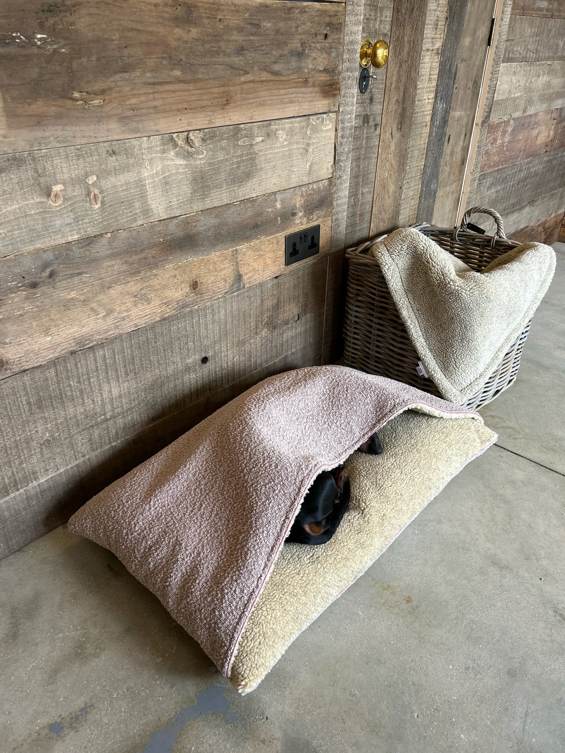 The Snuggle Bed- NEW* Pollys Pink