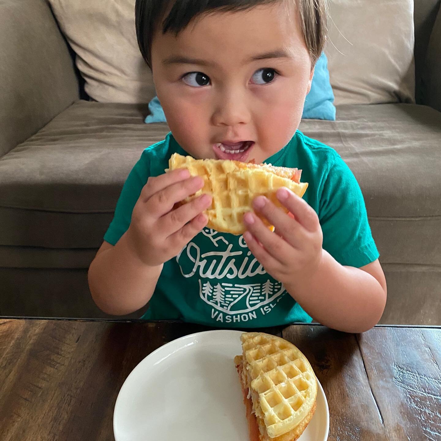 If you need to know anything about Grey, it&rsquo;s that he LOVES sammiches. So when I told him we were making sandwiches for breakfast, he could barely wait 😅. And this Breakfast Waffle Sandwich by @myfoodandfamily did not disappoint!! It was sooo 