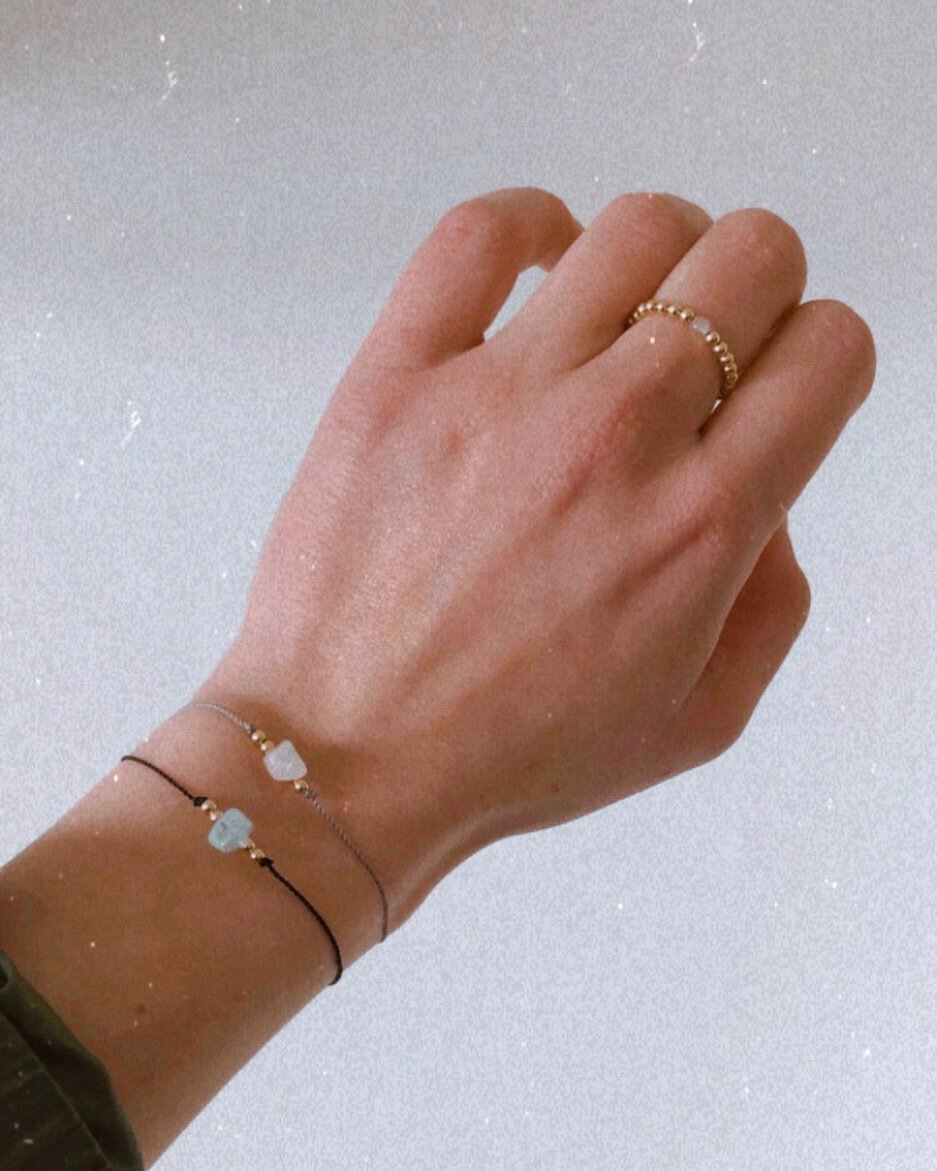 GOOD VIBES🤍
Mit unseren Energy Armb&auml;ndern (Aquamarin&amp; Rosenquarz) und unserem Mini Crystal Ring✨

#energy #handmadewithlove #gemjewelry #heilsteine