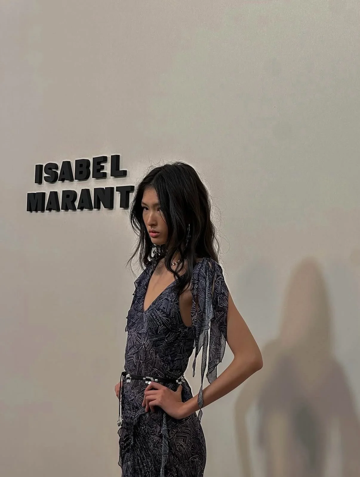 Isabel Marant Spring 2026 Ready-to-Wear Collection

On Oct. 2, Isabel Marant and Creative Director Kim Bekker showcased a collection inspired by sun chasing, wandering, and desert living. The show took place at the Palais-Royal at Place Colette, whic