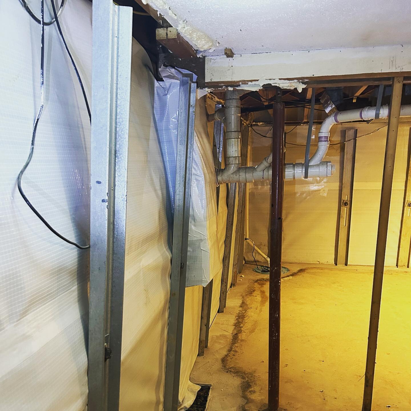 Think they might need some foundation work? 😬 #ohnonono 
&bull;
&bull;
&bull;
&bull;
&bull;
&bull;
&bull;
&bull;
#homeinspection #homeinspector #foundationrepair #frederickmd #mdrealtor #northernva #washingtondc #realtorproblems #varealtor #redstarh