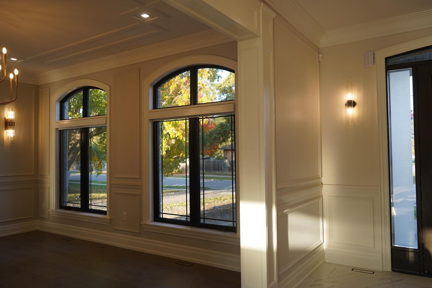 Wainscoting and curve windows go together like peanut butter and jelly 😋

#interiordesign #customhomestoronto 
#finishcarpentry