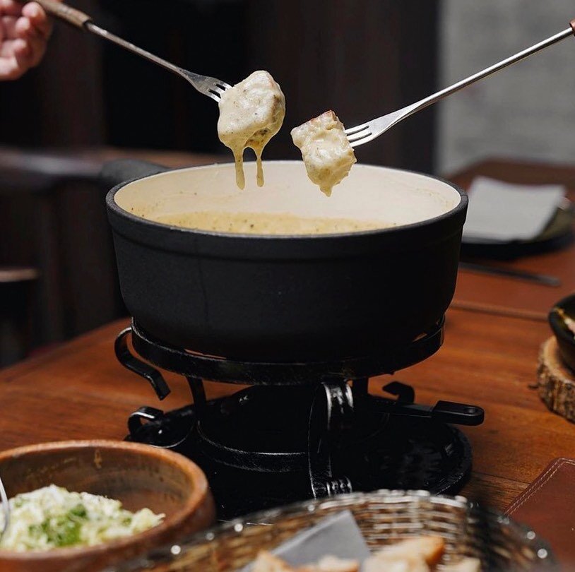 🇨🇭✨Be transported to an alpine haven and indulge in authentic Swiss cuisine with Coucou. Nestled in Duxton, this Swiss restaurant exudes the cosy ambience of a Swiss chalet. Dip into a bubbling Fondue Moiti&eacute;-Moiti&eacute; with friends, crisp