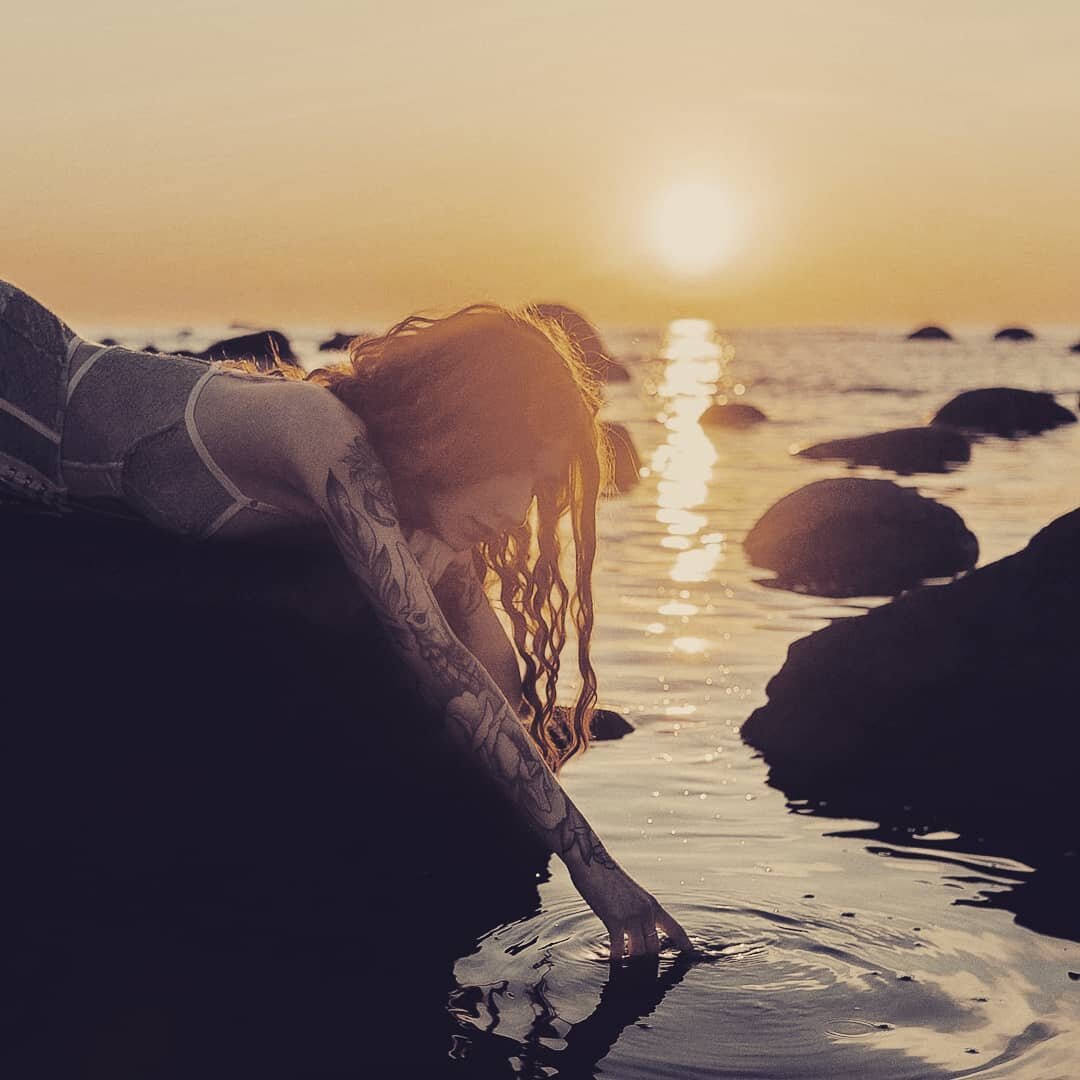 Finding wonder in the world around us. Feeling it spread from fingertip to the soles of our feet. Bathing in it from inside out. 

These are the feelings that awaken our souls. 

How do you find wonder in your everyday? 💫

📸: @ismaaadragon