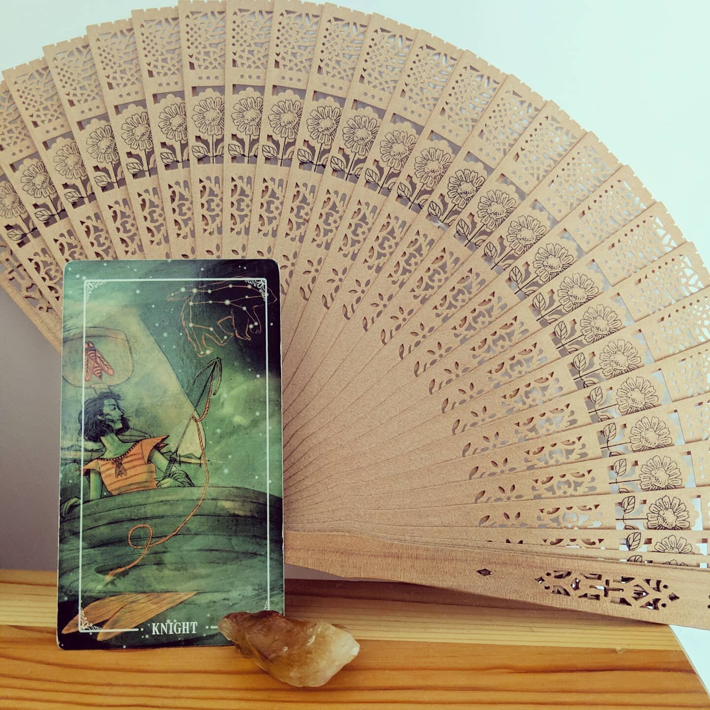 Card of the day - Knight of cups 💞 
Inspiration and creative ideas may come towards you today, or you could be receiving an offer of love from someone, or be ready to give emotional support and encouragement to others.

Knights show up when we're re
