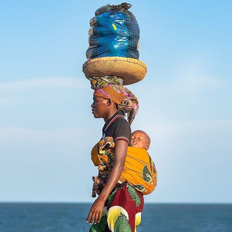 Mothers, we are forever grateful for the weight you carry everyday.

📸: @photo_in_moz

#misooncome2020 #bakanaldeafrique #bda2020 #urbanlifestyle #transportationsystem #misooncome