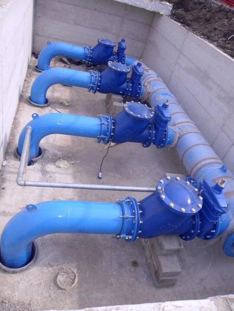 Tubi blu di un impianto idraulico o di condotta sotterranea installati in un'area di lavoro all'aperto.