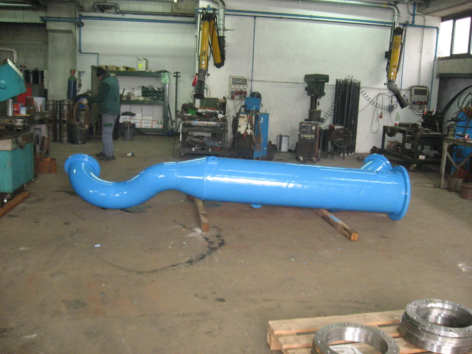 Grande tubo blu in un'officina industriale.