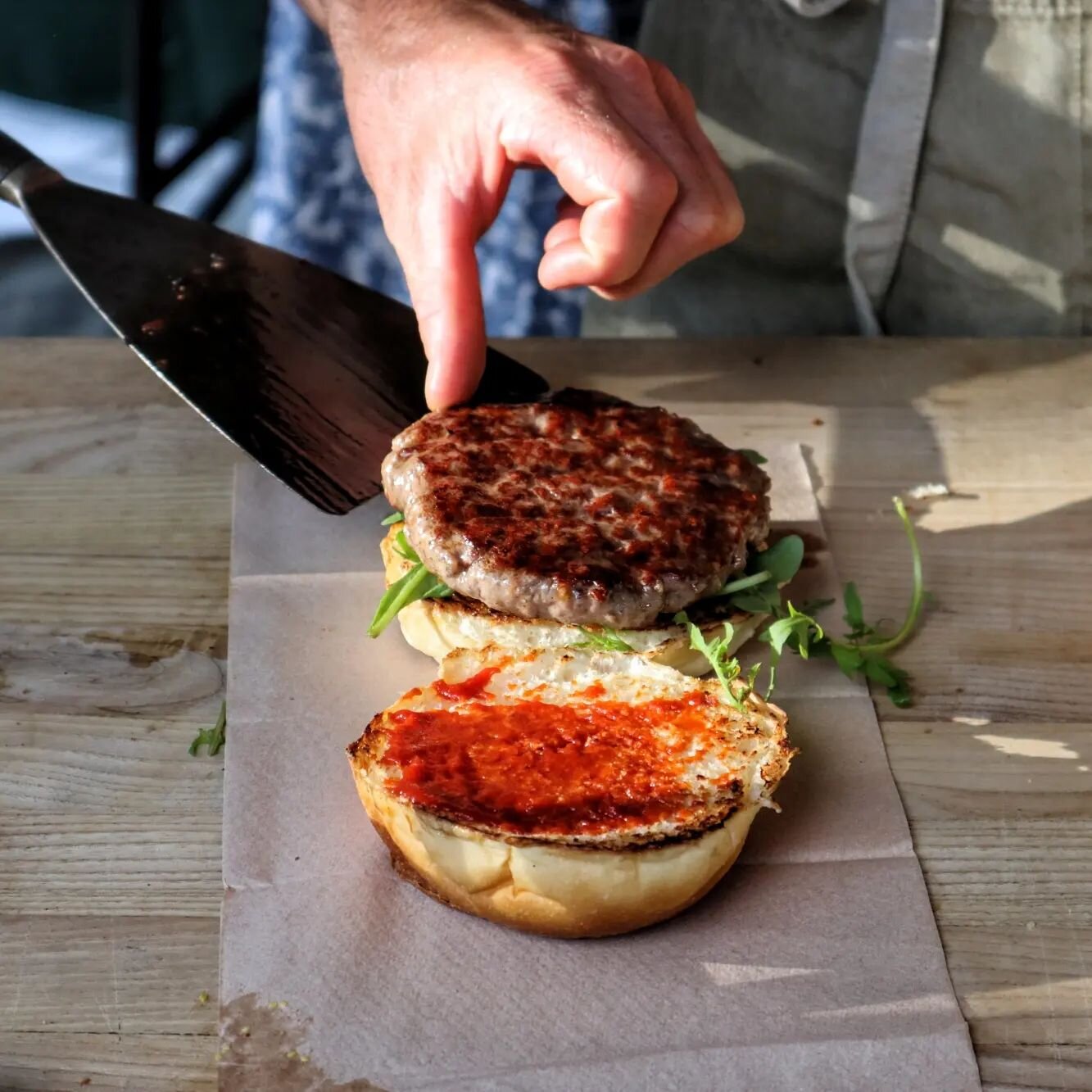 We're thrilled to be popping up @hopyardbrewingco this Friday and Saturday between 6pm to 10pm. Come and say hi and grab a beer and a burger! 🍔🍺

#jacobsladderfarms #burgers #grassfedburger #grassfedbeef #familybutcher #popupfood #sussexfoodanddrin