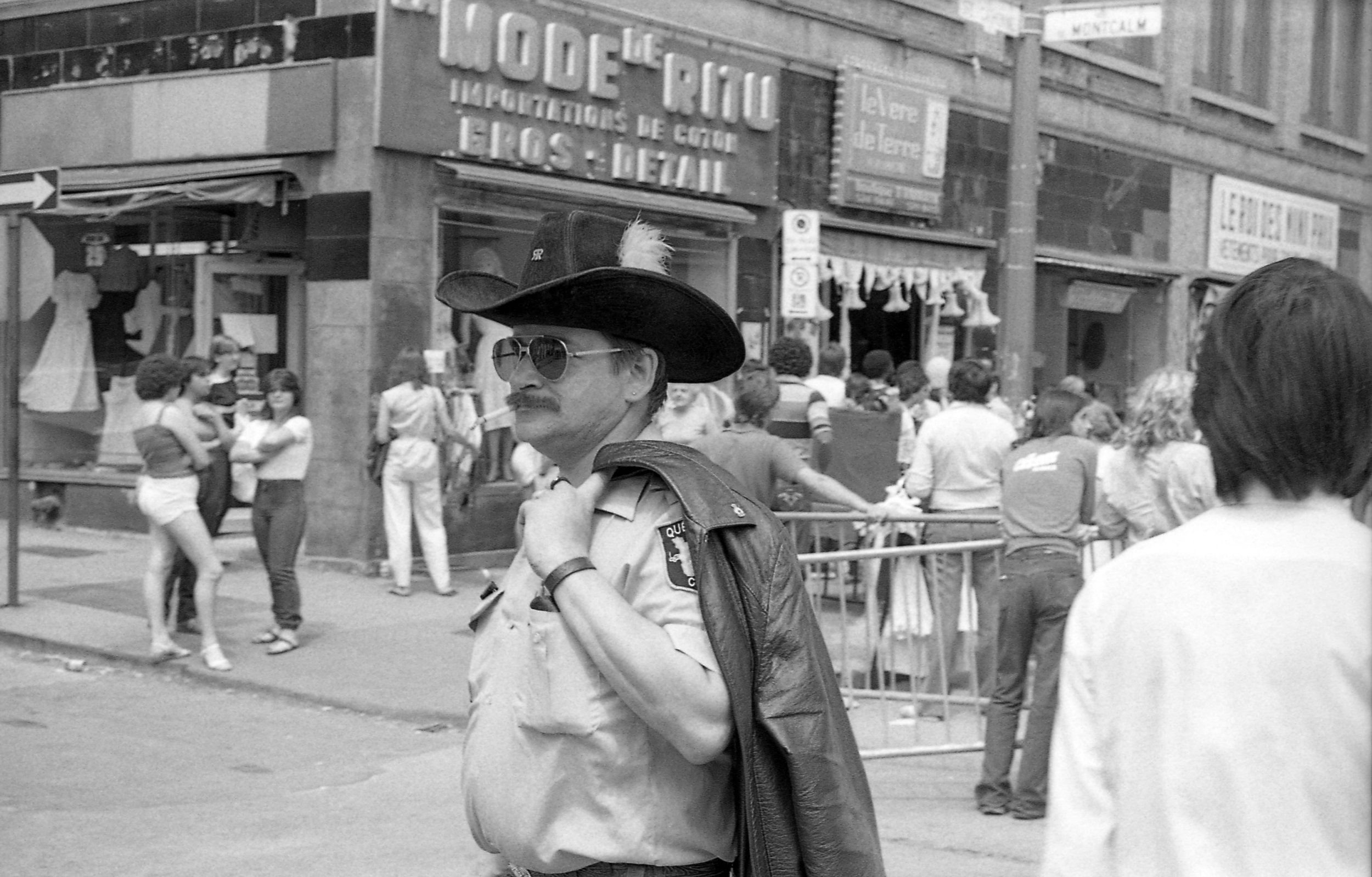 Vente trottoir rue Ste-Catherine Est / Sidewalk sales on Ste-Catherine East street - 1982