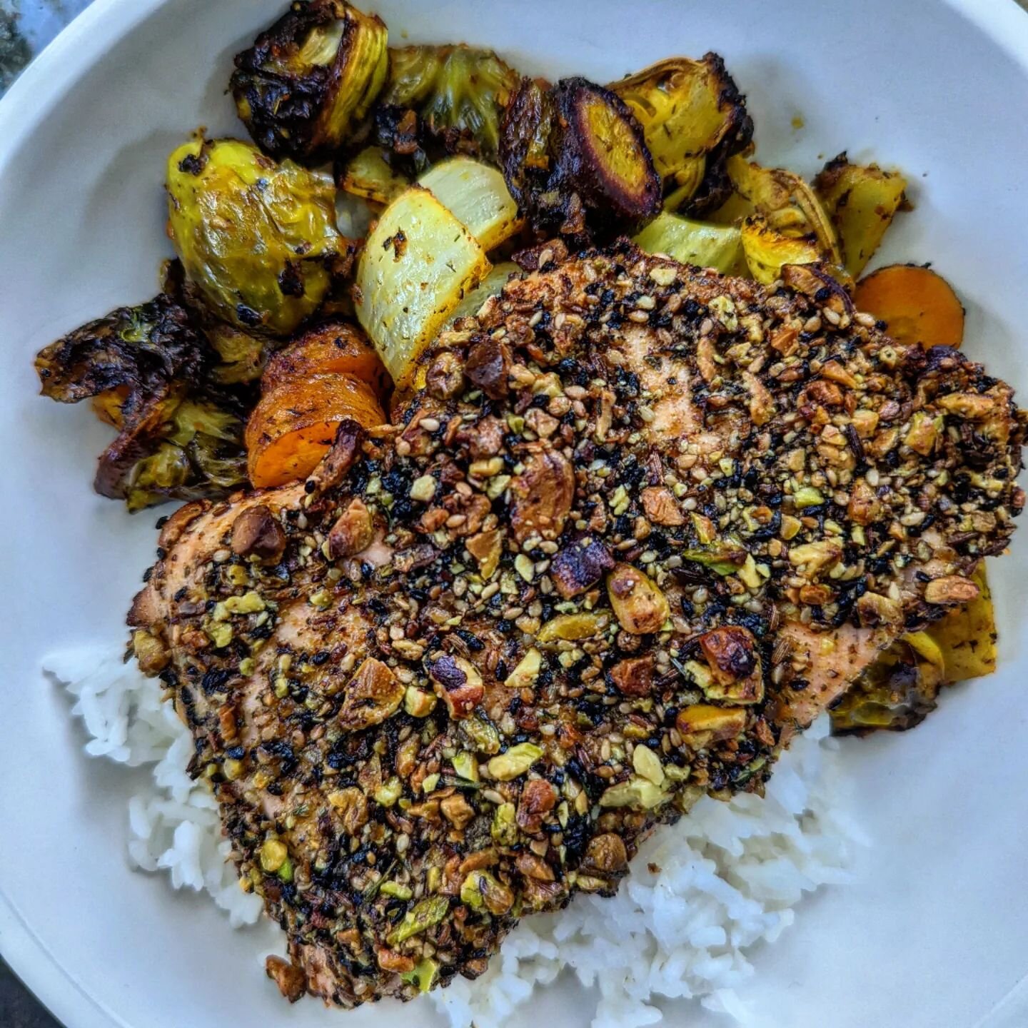 Pistachio-crusted salmon &lt; Dukkah-crusted salmon ✨

We are SO thankful for easy dinners like this during a crazy busy week 🙌  Don't forget about the DGD Dukkah for an instant upgrade to any meal
#damngooddips #idipyoudipwedip
.
.
#creemore #onta