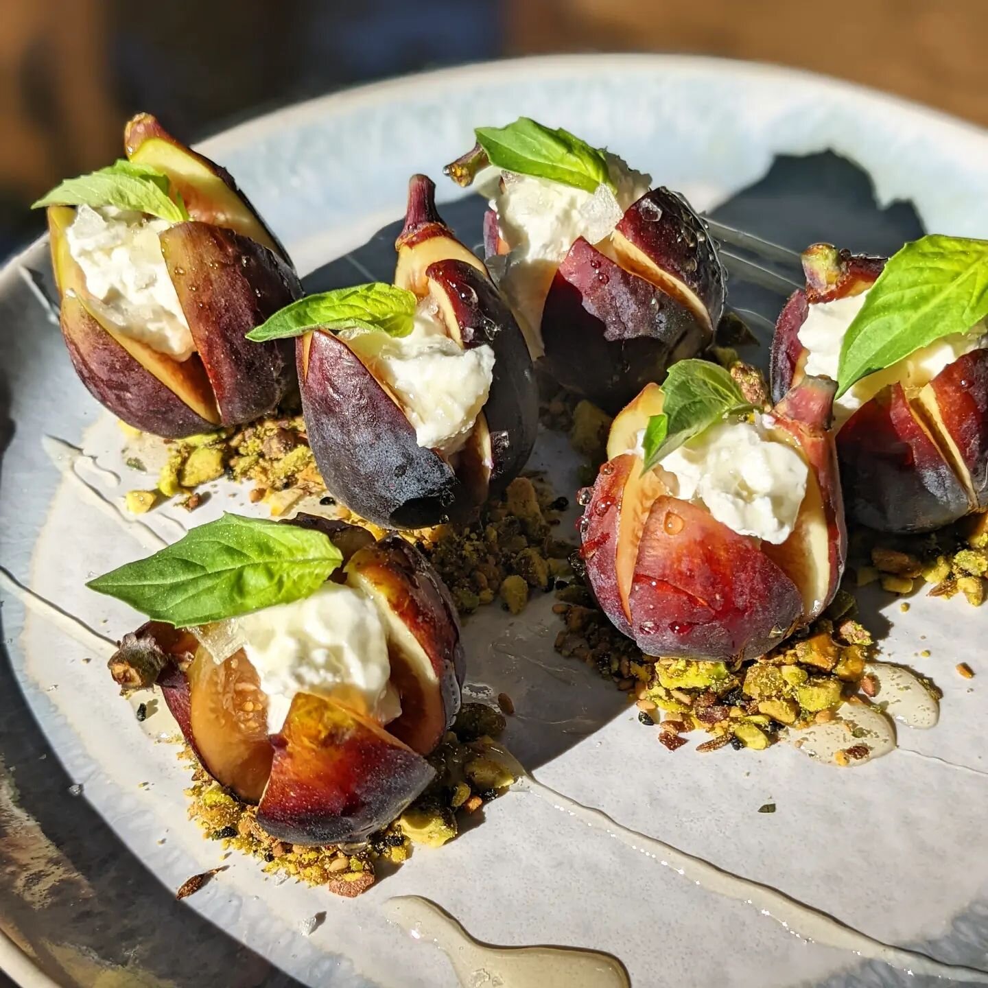 This was figgin' delicious ✨

Check out the newest addition to our appetizer rotation... Fresh figs with DGD Dressed Labneh on a bed of Dukkah, and seasoned with basil, rock salt and honey. Talk about flavour explosion 🤤
Have a great weekend everyon