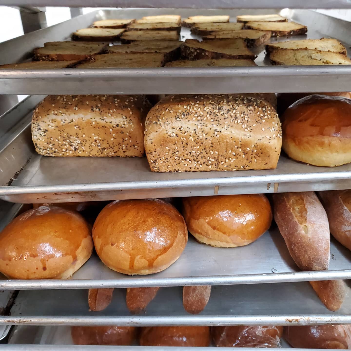 The bread we serve with our burgers, baba ghanoush &amp; proscuitto and use to make the crumbles on our soups and salads is made right across the street at the @jvillebakeshop and delivered fresh everyday 🥖🍞😍