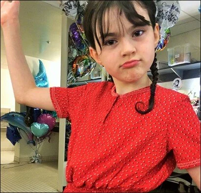 Savvy hams it up backstage at Amélie Photo by Maria-Christina Oliveras