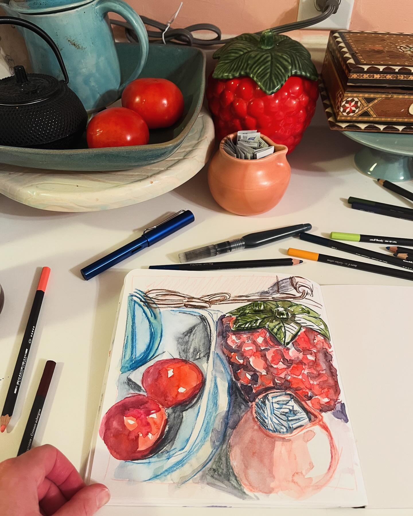 Exploring hard and soft edges for #sketchingnowedges with @lizsteelart It was so fun to work fast and loose with #watercolorpencils and #watercolor paint! #sketchbook #carandachemuseumaquarelle #romanszmal #stilllifesketch #sketchfromlife