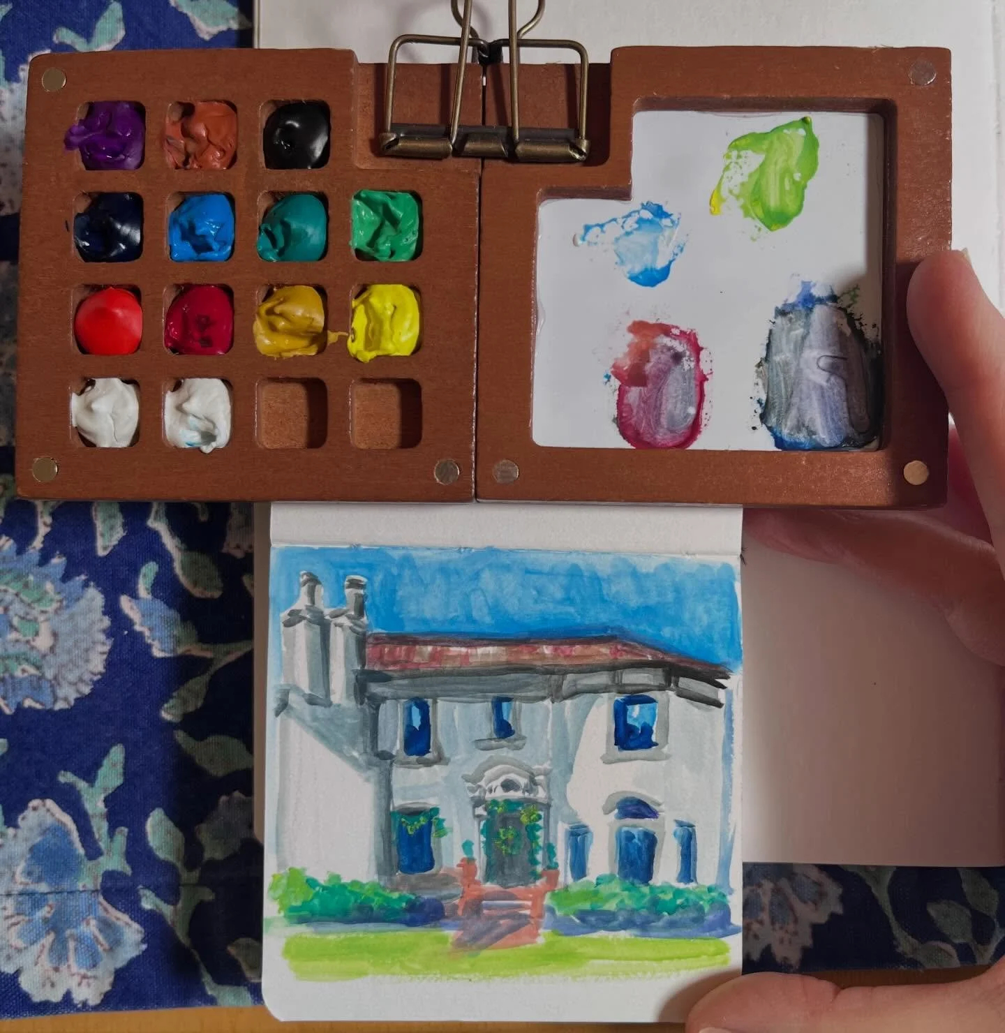 Playing with the tiny gouache set I got for Christmas. From a photo by the ever talented @thisplaceinhistory #sketchbook #gouache #houseportrait #tinyart