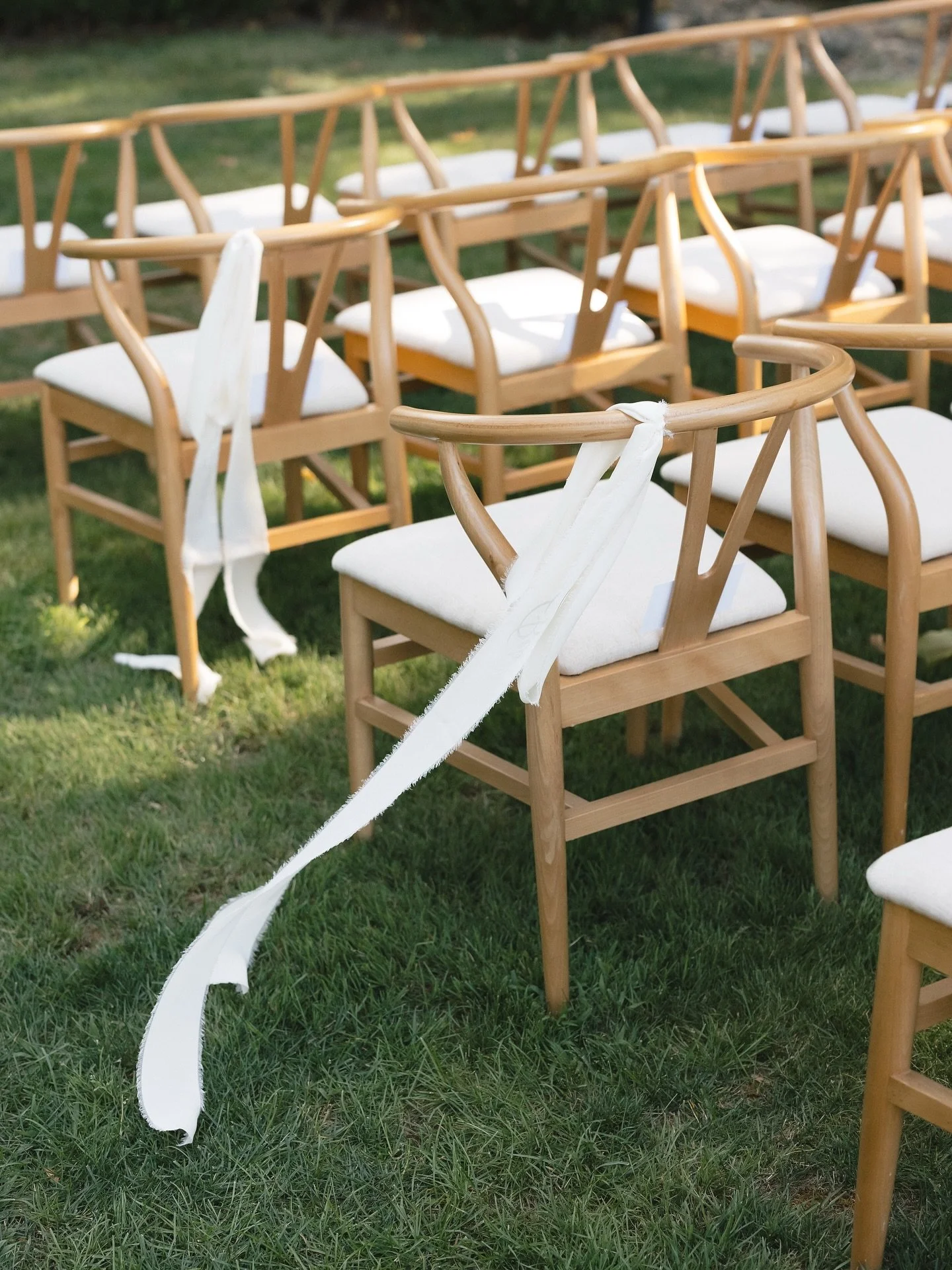 Timeless ceremony details at @themadrona 🌿🤍

Planning:&nbsp;@quintanaevents
Venue:&nbsp;@themadrona
Photography:&nbsp;@elizabethpishalphoto
Floral:&nbsp;@dragonfly_floral
Content Creator:&nbsp;@thecandidbride_
Beauty:&nbsp;@contourbridal
Entertainm