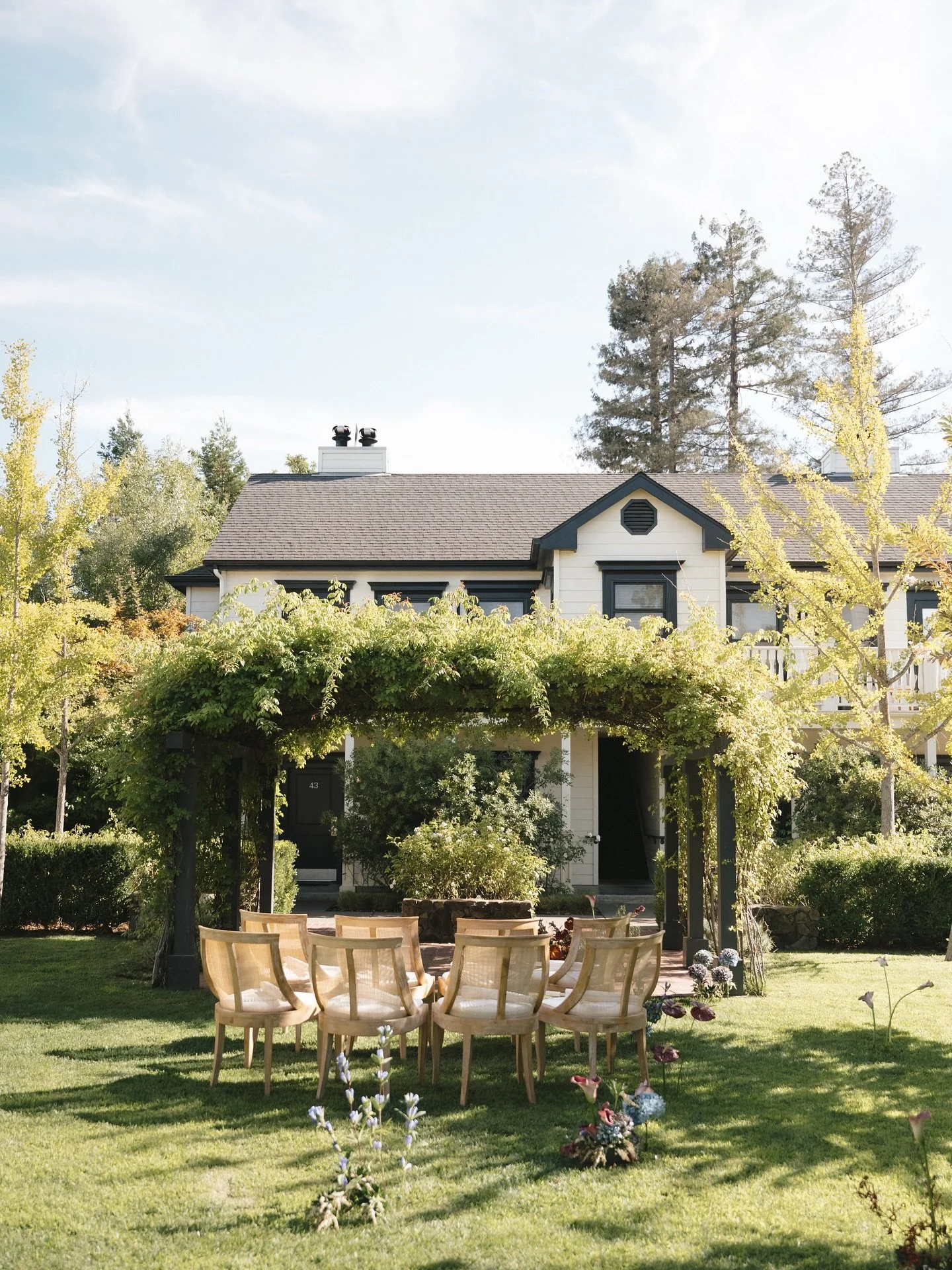 An intimate summer elopement at the beautiful @macarthurplace 🌞

Event Planning &amp; Design // @squidinc.social
Venue // @macarthurplace
Rentals // @theonicollection
Linens // @bbjlatavola
Catering // @macarthurplace (Layla)
Florals // @perryfloral