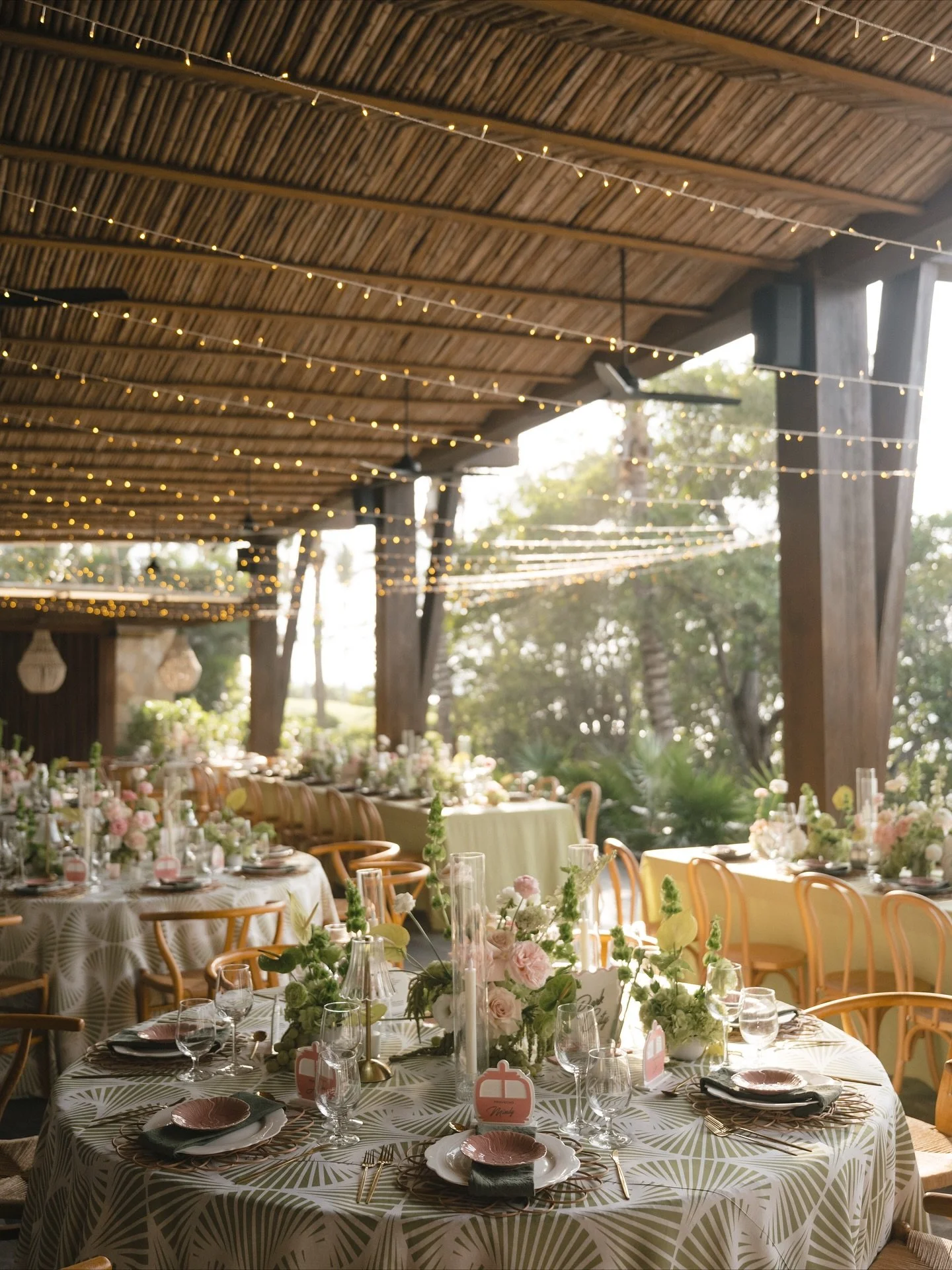 Pink &amp; green dinner details during golden hour 💖

Planning:&nbsp;@thedazzlingdetails
Photography:&nbsp;@elizabethpishalphoto
Content:&nbsp;@filmedbyfini
Venue:&nbsp;@conradpuntademita
Beauty:&nbsp;@jennchiversfreelance

//

#puntamitaweddings&nb