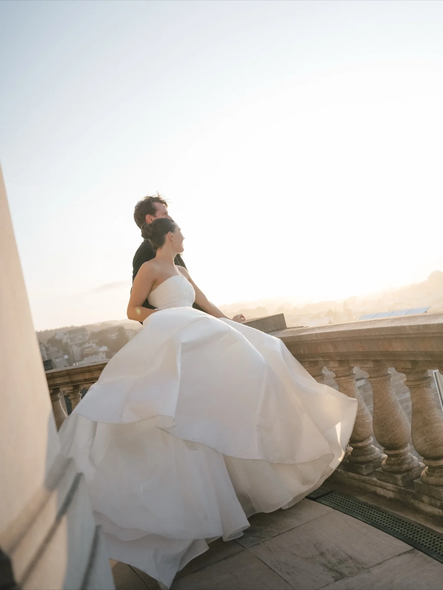 Prepare to swoon over Clare &amp; Droste&rsquo;s sunset portraits. 😍

We had the perfect golden hour light on the Flood Mansion balcony overlooking San Francisco 🤍 

Planning &amp; Design: @willaviaweddingco&nbsp;
Photographer: @elizabethpishalphot