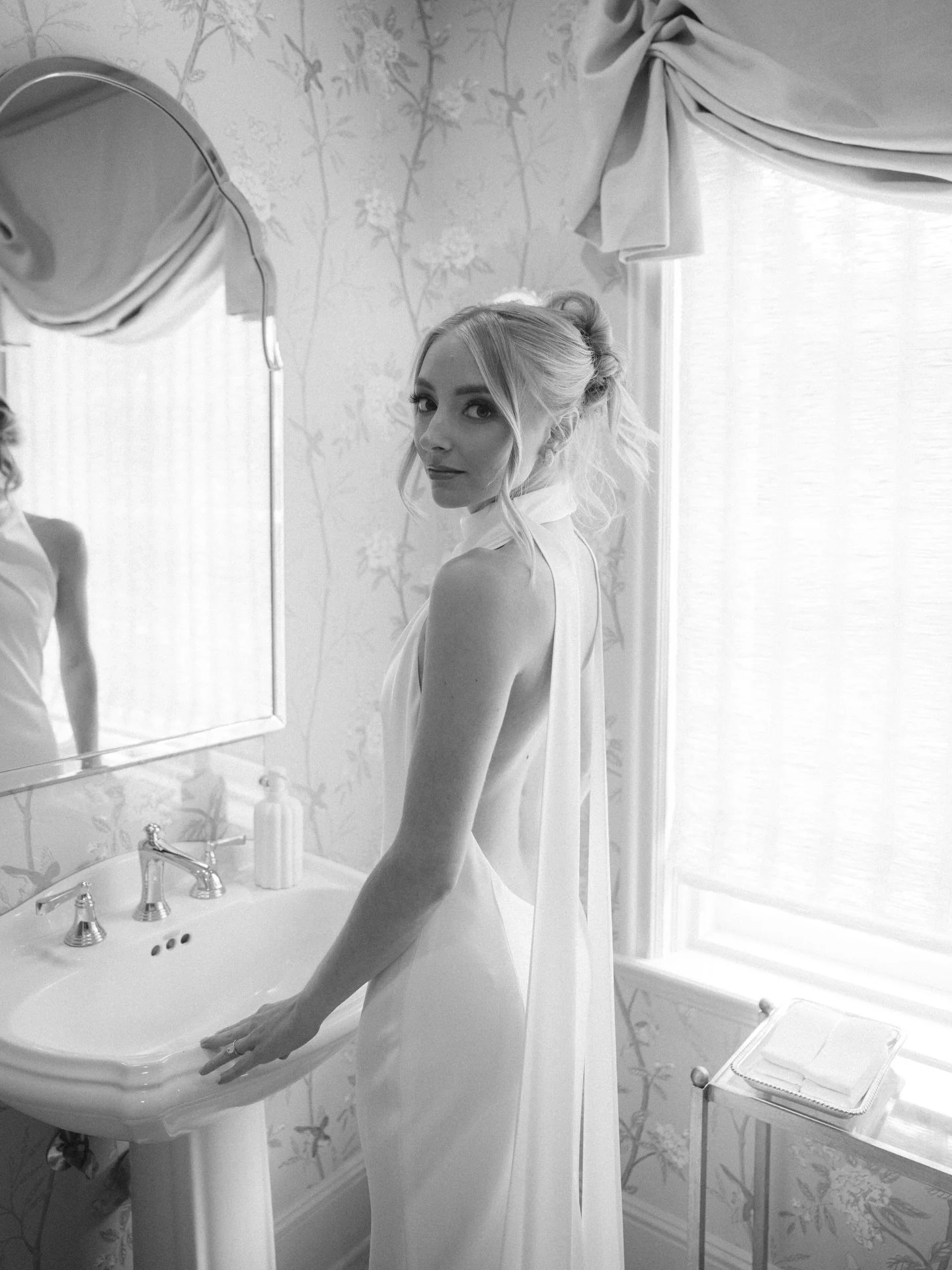 All dolled up @shan_alexis 🤍

Beauty: @powderincbeauty 
Planning: @bridalblissnw 
Photos: @elizabethpishalphoto 
Florals: @honorflowers 

//

#2027bride #bridalhair #bridalmakeup #bridalupdo #pnwwedding #wildfloweraubergewedding #bridalinspo