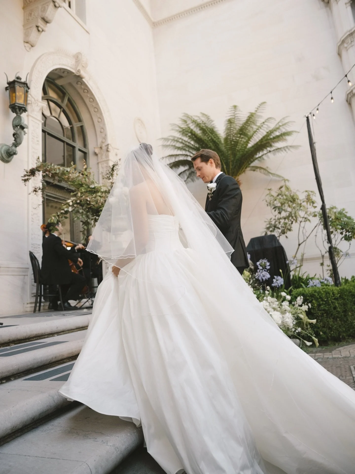 &ldquo;Here comes the bride&rdquo; &amp; the in-betweens 🎞️🤍🕊️ 

Planning &amp; Design: @willaviaweddingco&nbsp;
Photographer: @elizabethpishalphoto
Venue: @floodmansion
Florals: @maiden.flora
Catering: @jessicalaskycatering
Beauty: @ravenreedmake