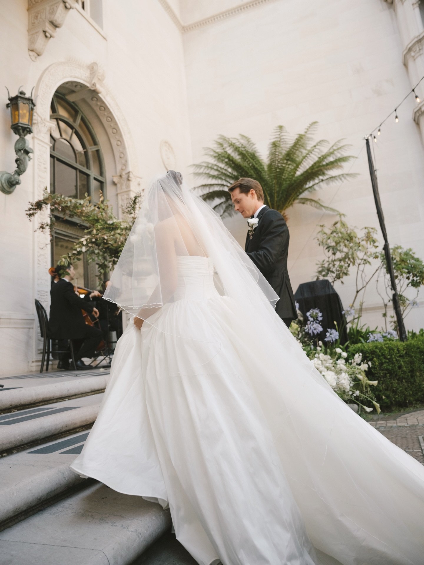 &ldquo;Here comes the bride&rdquo; &amp; the in-betweens 🎞️🤍🕊️ 

Planning &amp; Design: @willaviaweddingco&nbsp;
Photographer: @elizabethpishalphoto
Venue: @floodmansion
Florals: @maiden.flora
Catering: @jessicalaskycatering
Beauty: @ravenreedmake