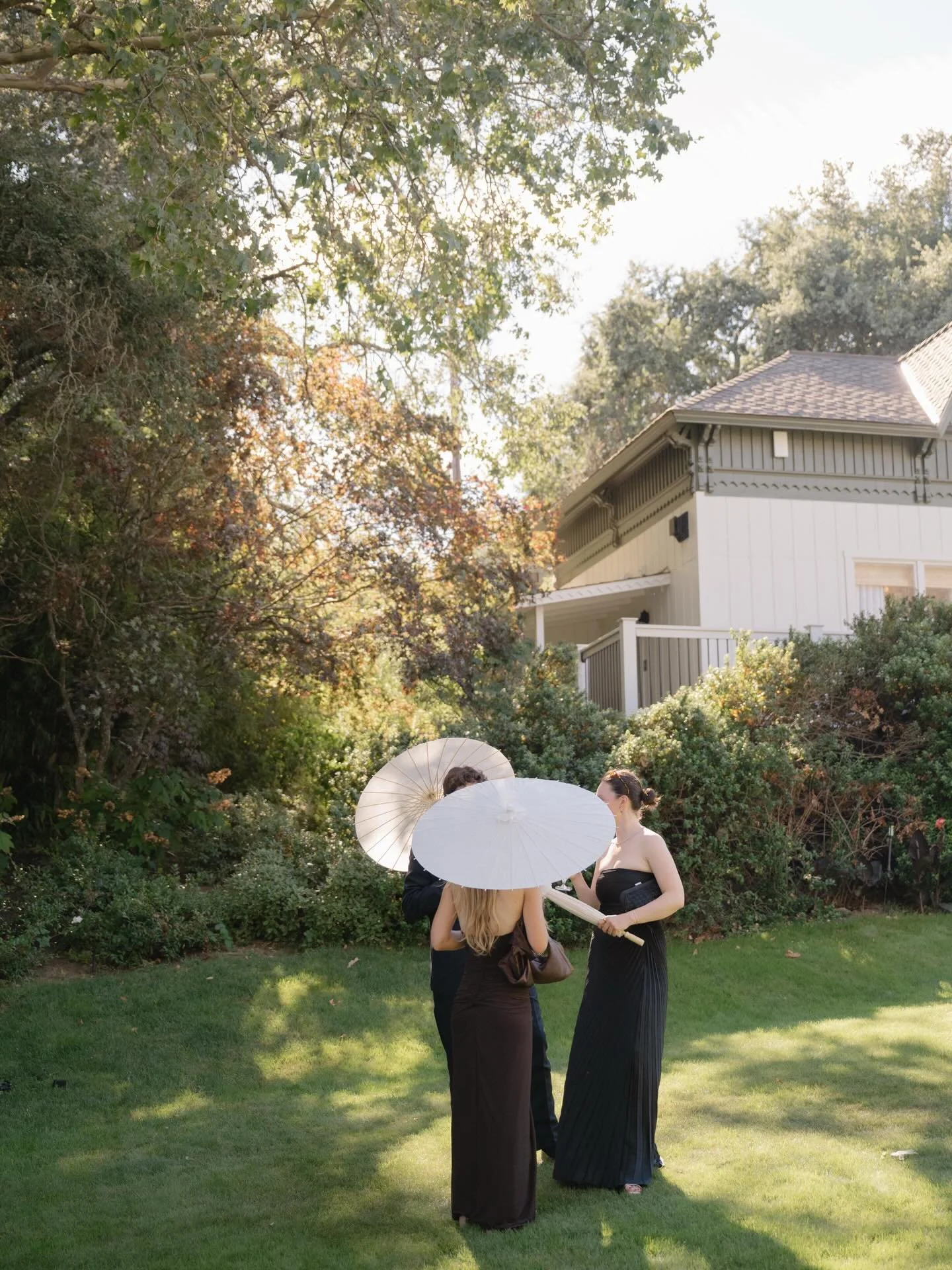 Parasols were THE summer accessory for Kate &amp; Sam&rsquo;s cocktail hour at @themadrona ☂️ 🌞 

Planning:&nbsp;@quintanaevents
Venue:&nbsp;@themadrona
Photography:&nbsp;@elizabethpishalphoto
Floral:&nbsp;@dragonfly_floral
Content Creator:&nbsp;@th