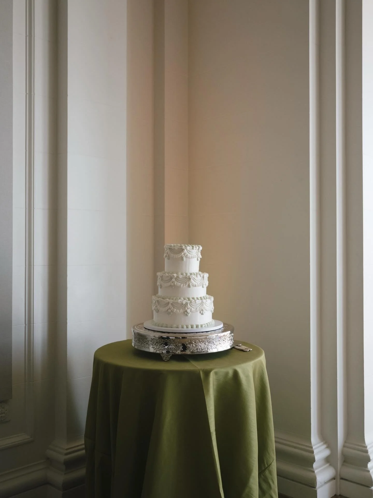 Cake chronicles 🍰 

Planning &amp; Design: @willaviaweddingco&nbsp;
Photographer: @elizabethpishalphoto
Venue: @floodmansion
Florals: @maiden.flora
Catering: @jessicalaskycatering
Beauty: @ravenreedmakeup
Band: @stolengin
String group: @synchronicit