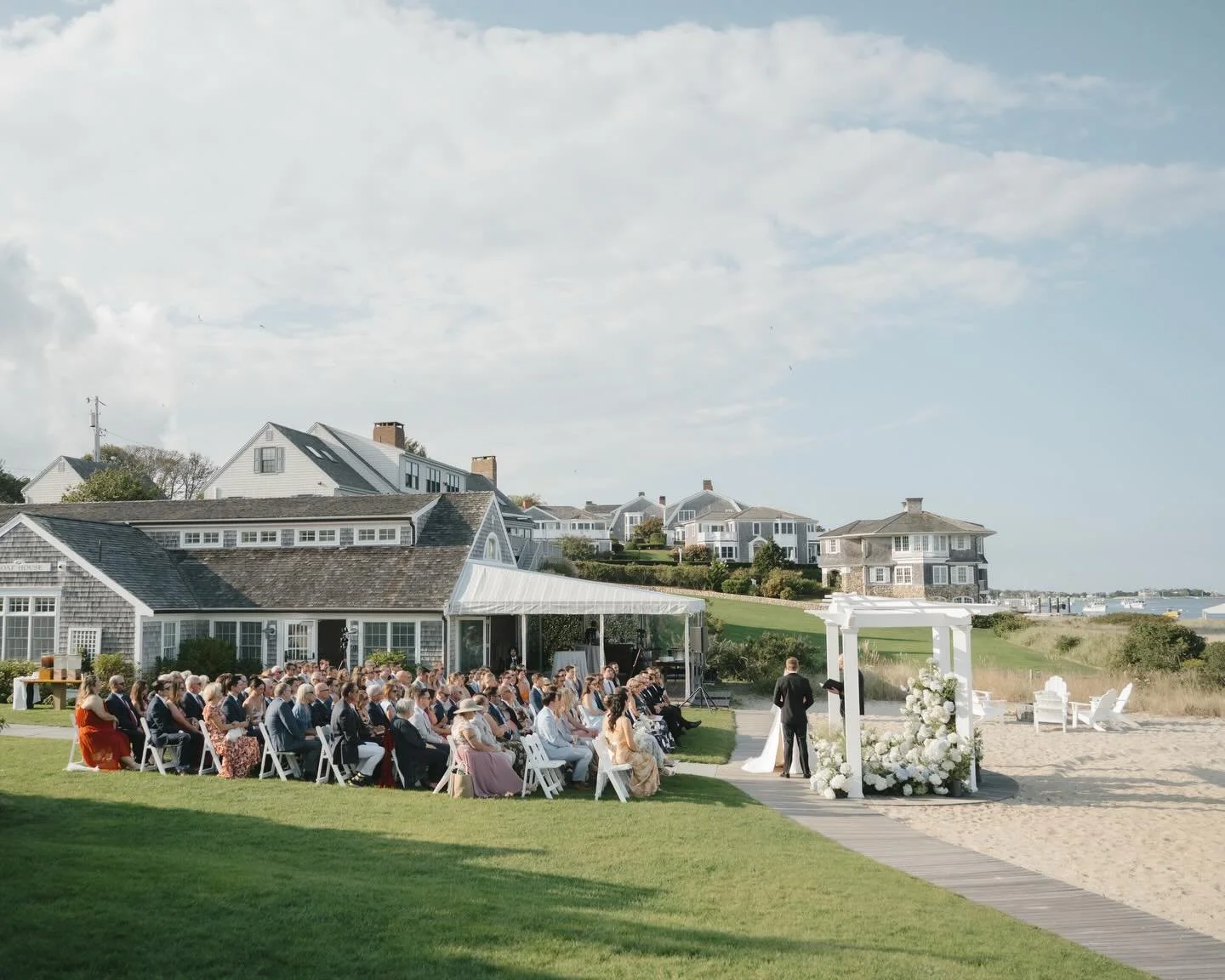 A Cape Cod wedding with a little California flair 🦪 🌊 🌾

Venue: @chathambarsinn 
Planning: @jyldeering 
Photography: @elizabethpishalphoto 
Beauty: @staceykuehnhair @lizomalleymakeup 
Florals: @americanstems
Video: @merrimentfilm 

//

#chathambar